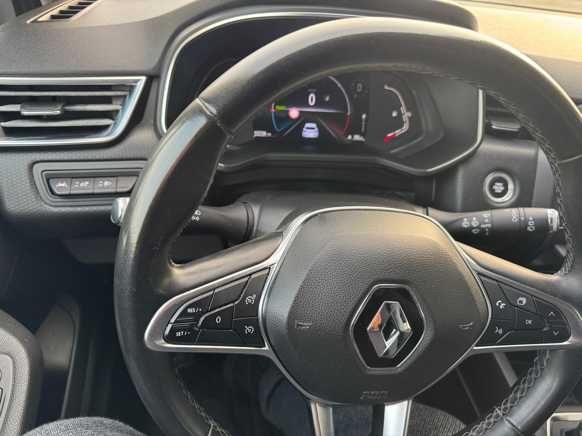 RENAULT Clio 1.6 E-Tech Edition One-image-11