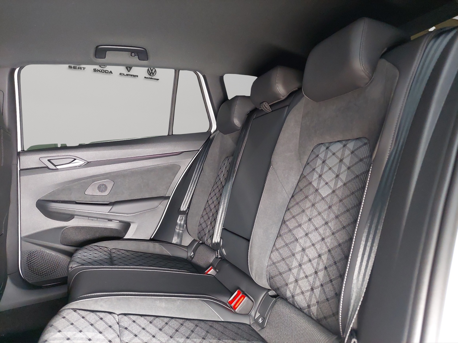 VW Golf Variant 1.5 eTSI mHEV R-Line-image-8