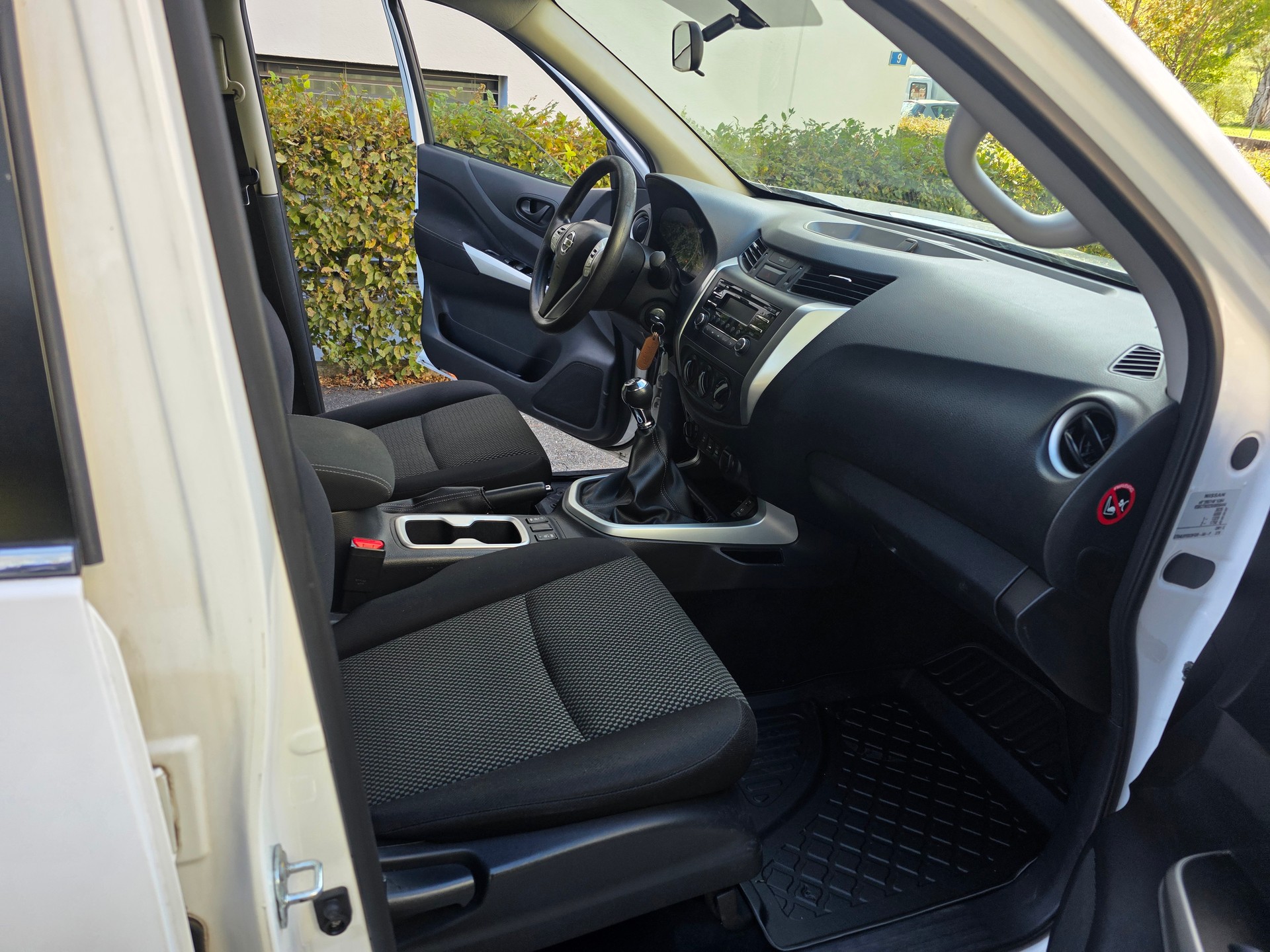 NISSAN Navara Double Cab Visia 2.3 dCi 4WD-image-9
