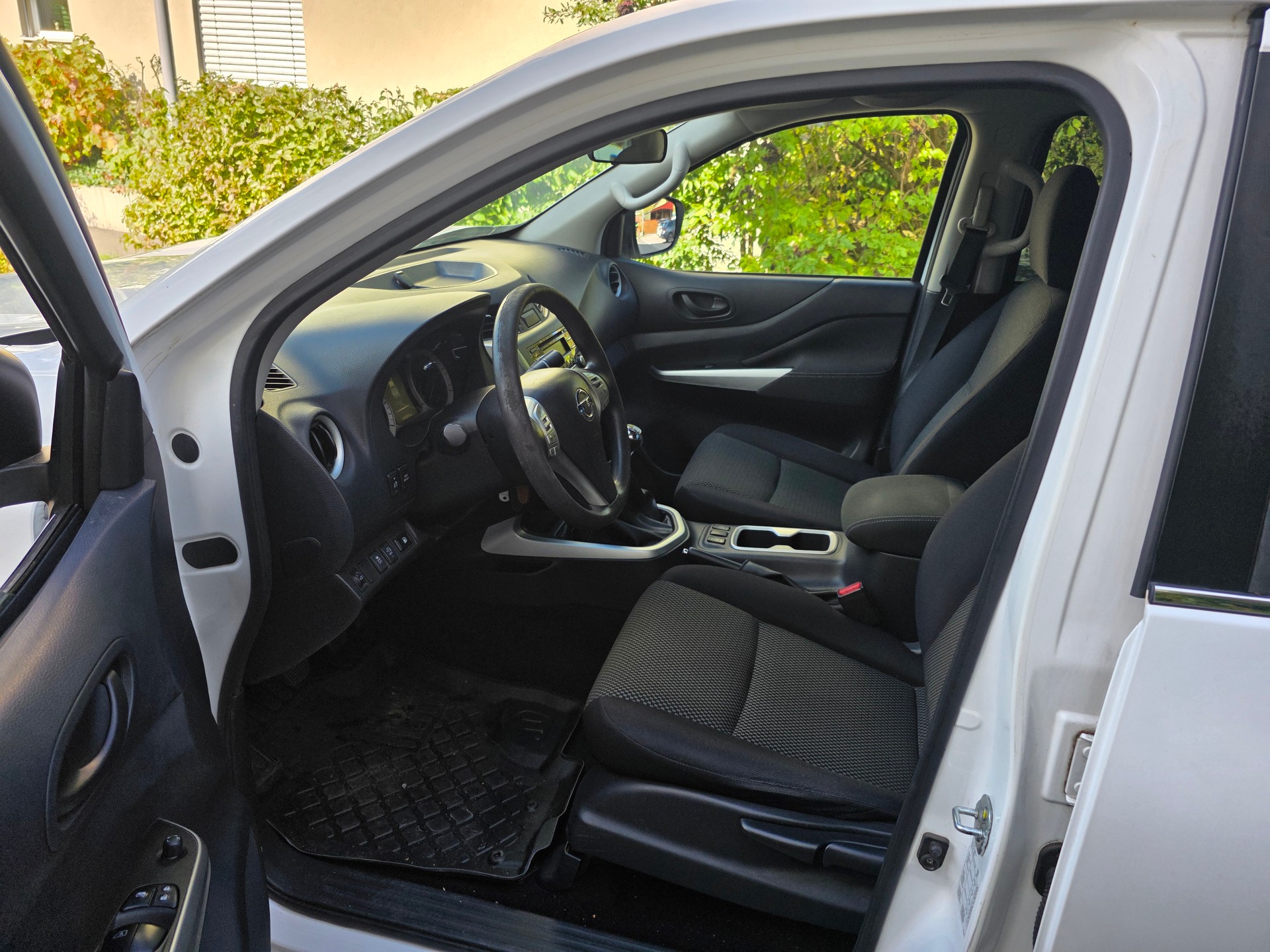 NISSAN Navara Double Cab Visia 2.3 dCi 4WD-image-6