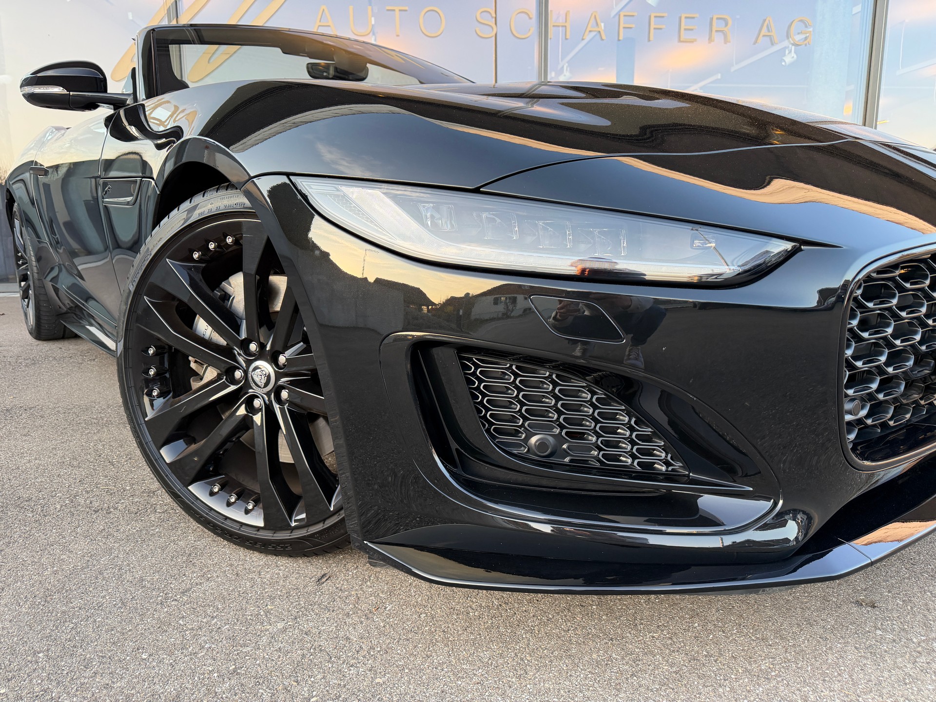 JAGUAR F-Type Convertible 2.0 I4 R-Dynamic Automatik-image-4