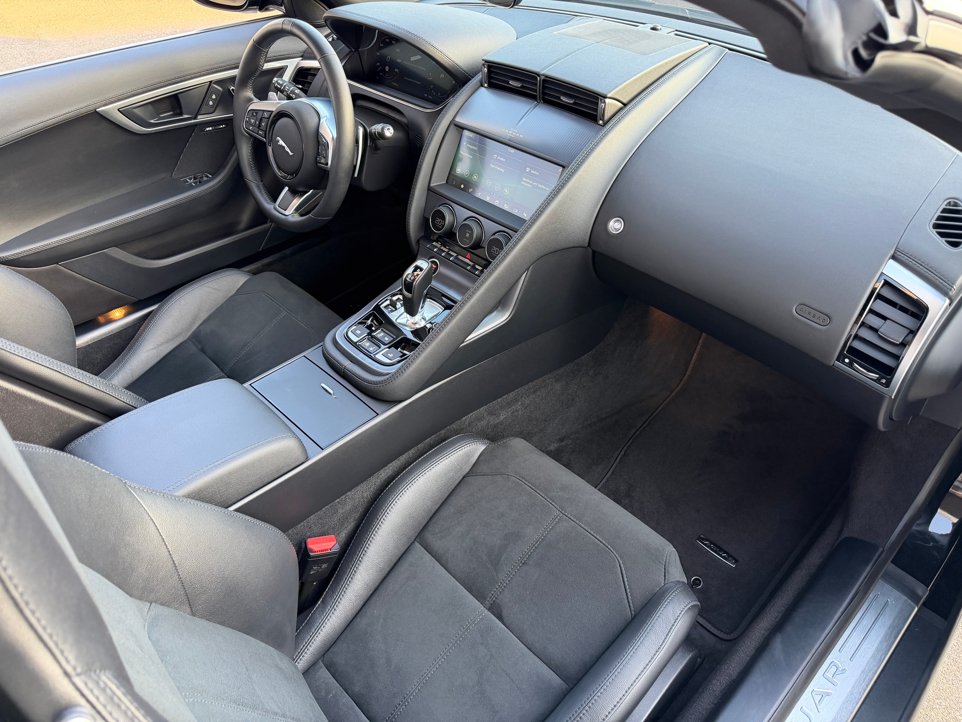 JAGUAR F-Type Convertible 2.0 I4 R-Dynamic Automatik-image-16