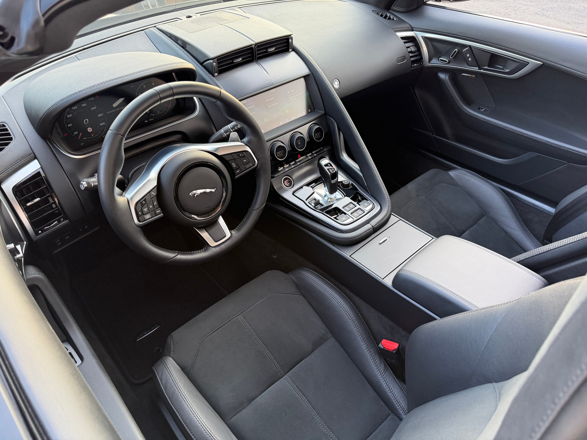 JAGUAR F-Type Convertible 2.0 I4 R-Dynamic Automatik-image-13