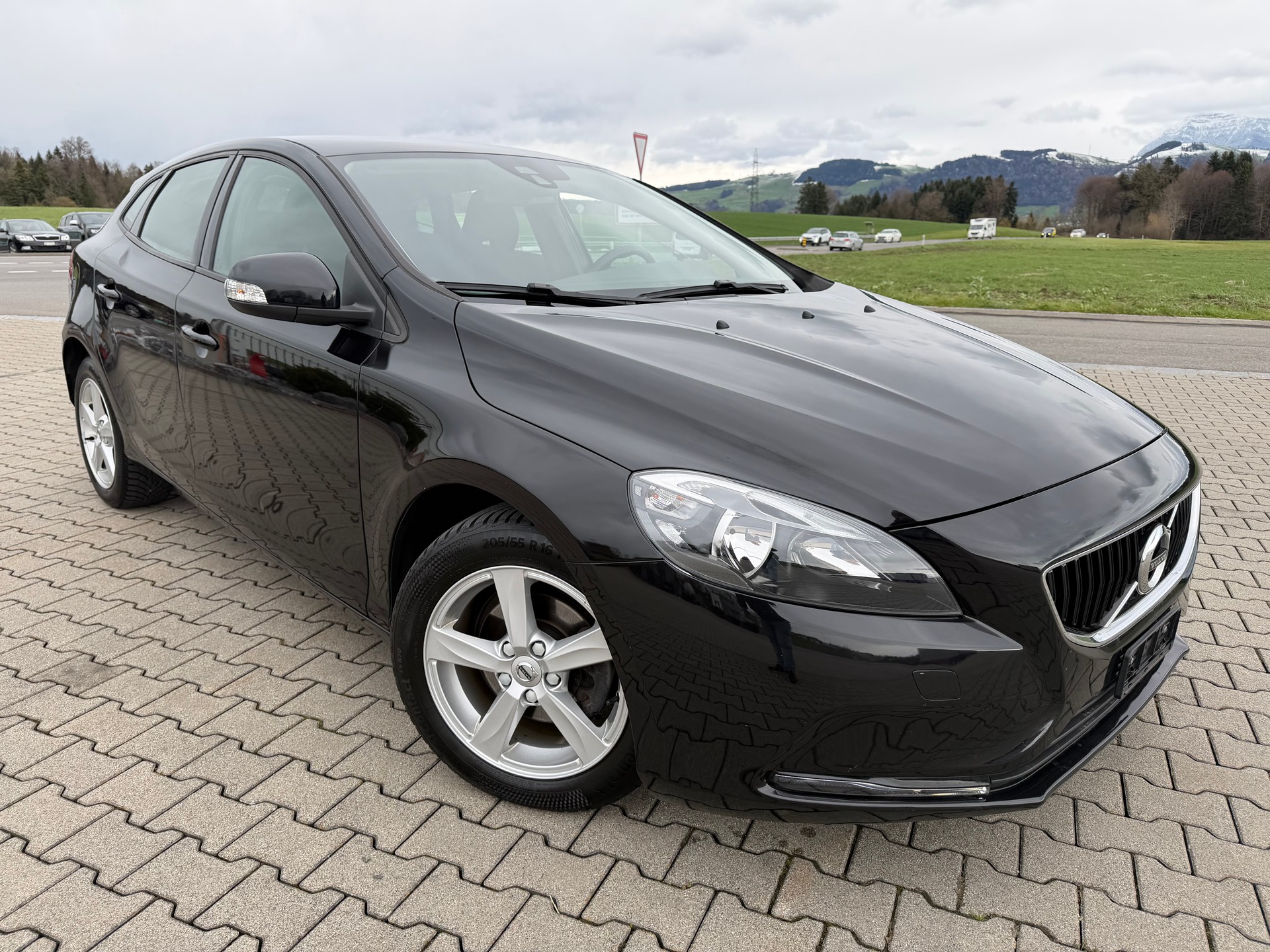 VOLVO V40 D2 Momentum-image-1