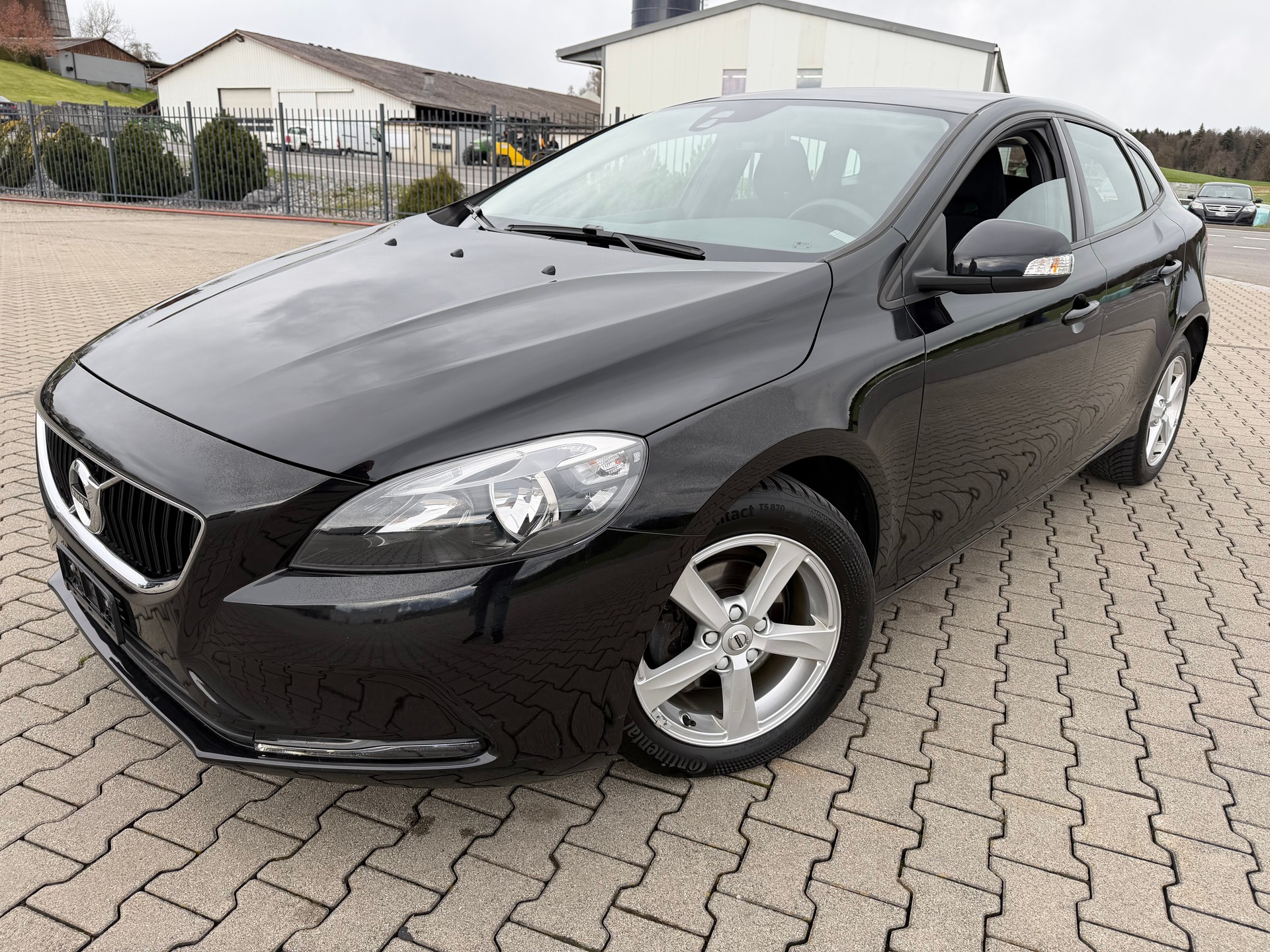 VOLVO V40 D2 Momentum-image-0