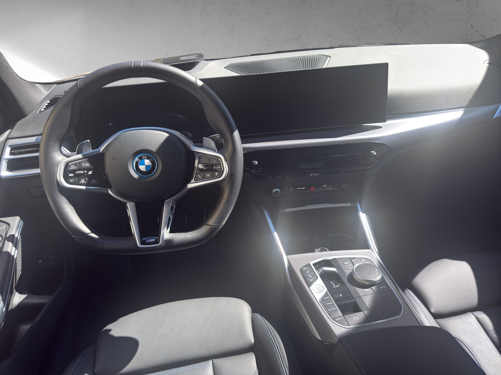 BMW 330e x DriveTouring Steptronic M Sport-image-13