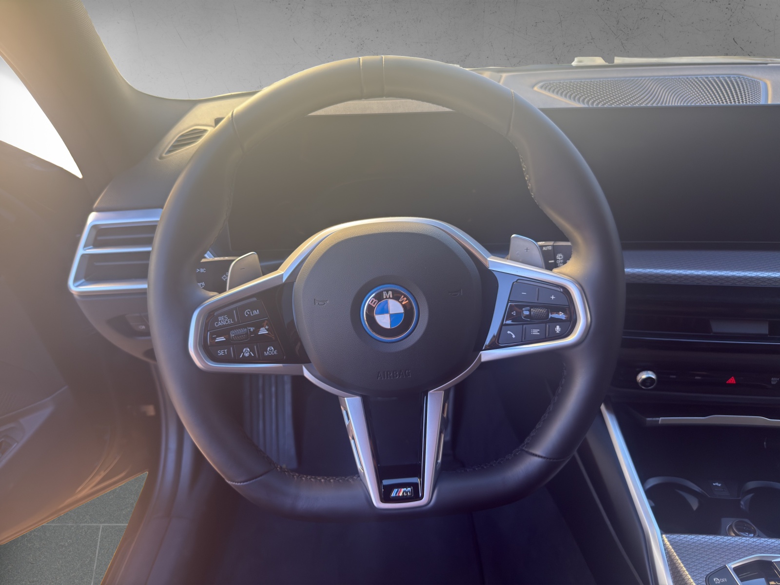 BMW 330e x DriveTouring Steptronic M Sport-image-12
