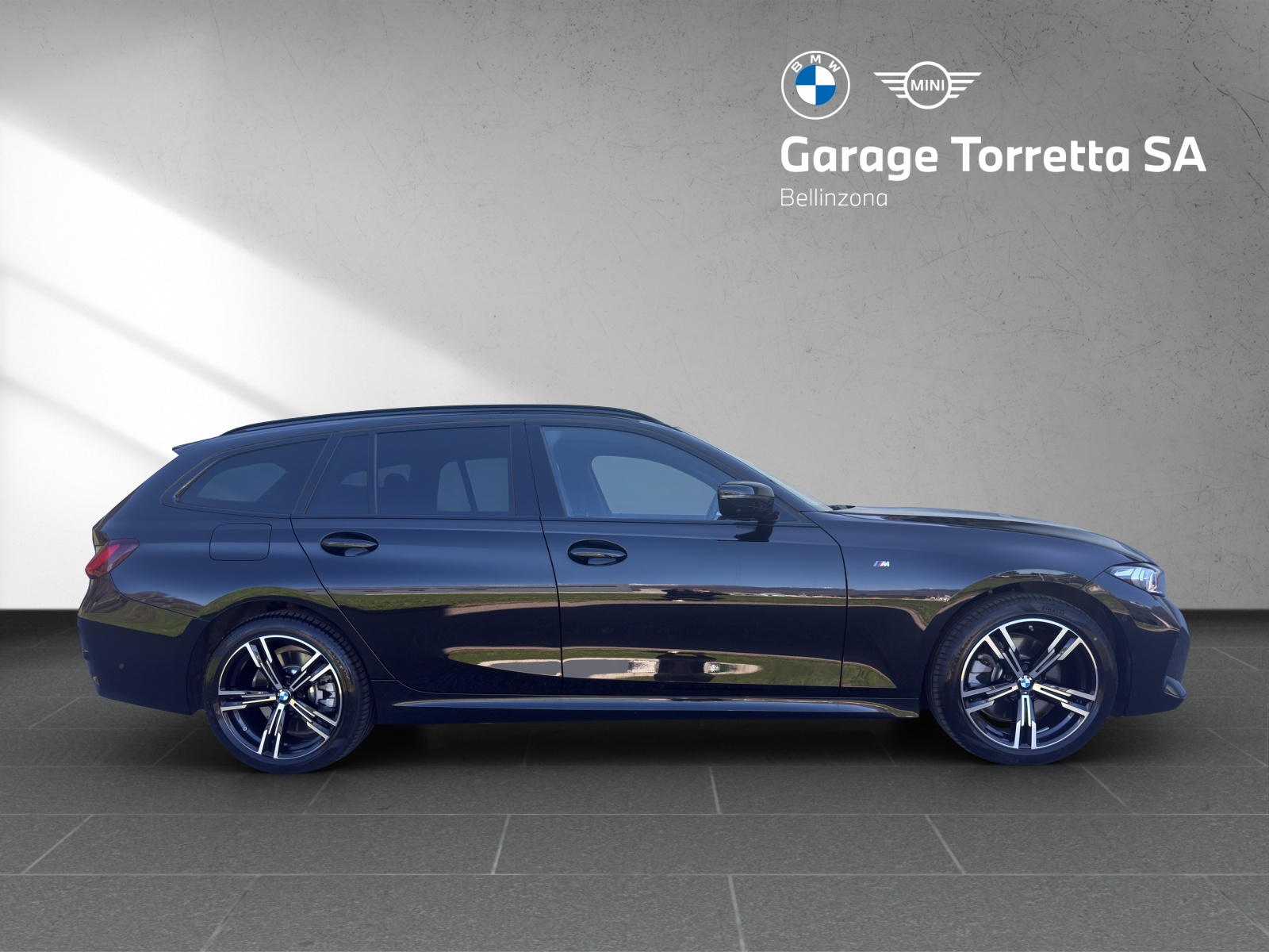 BMW 330e x DriveTouring Steptronic M Sport-image-5