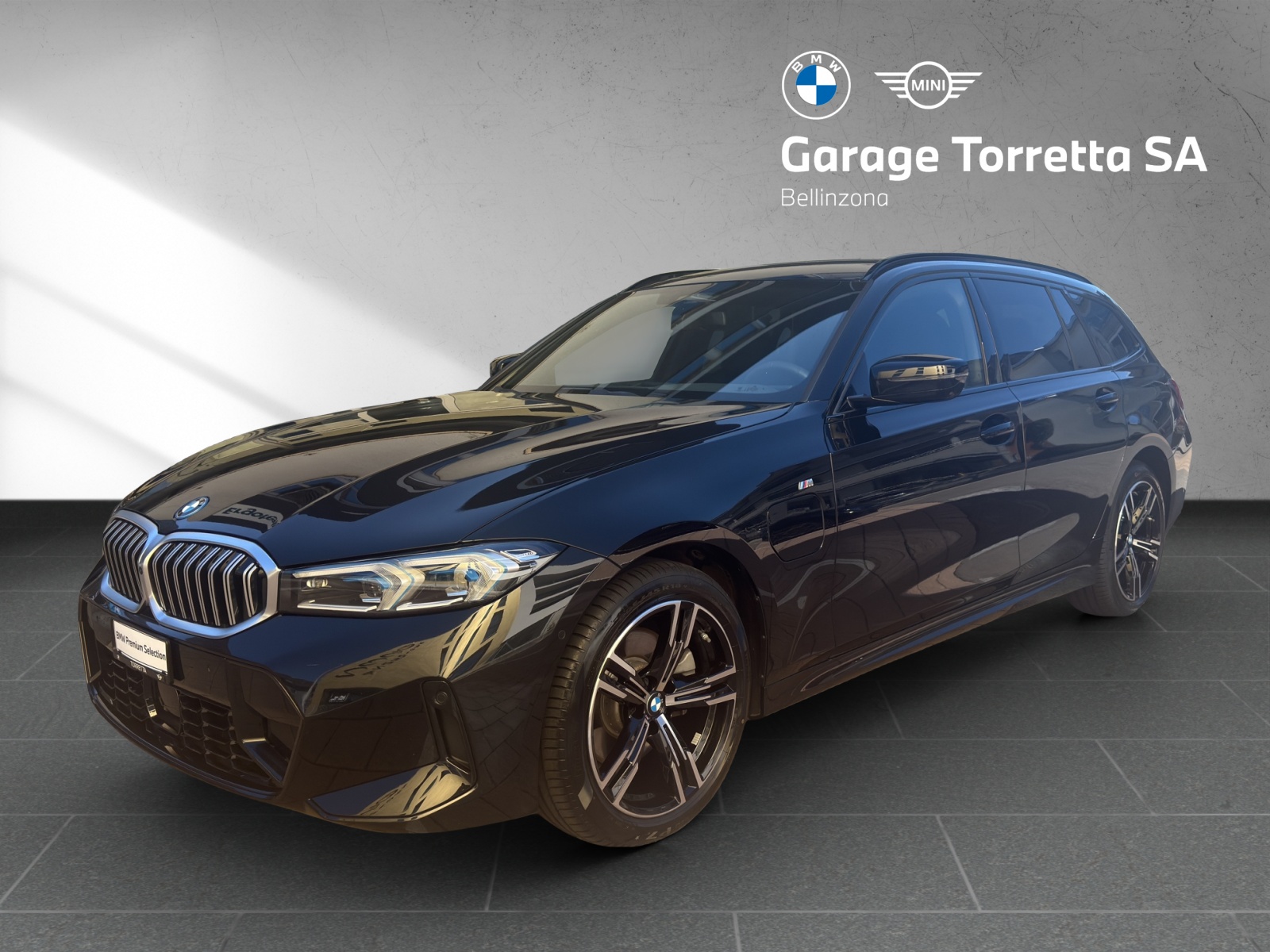 BMW 330e x DriveTouring Steptronic M Sport-image-0