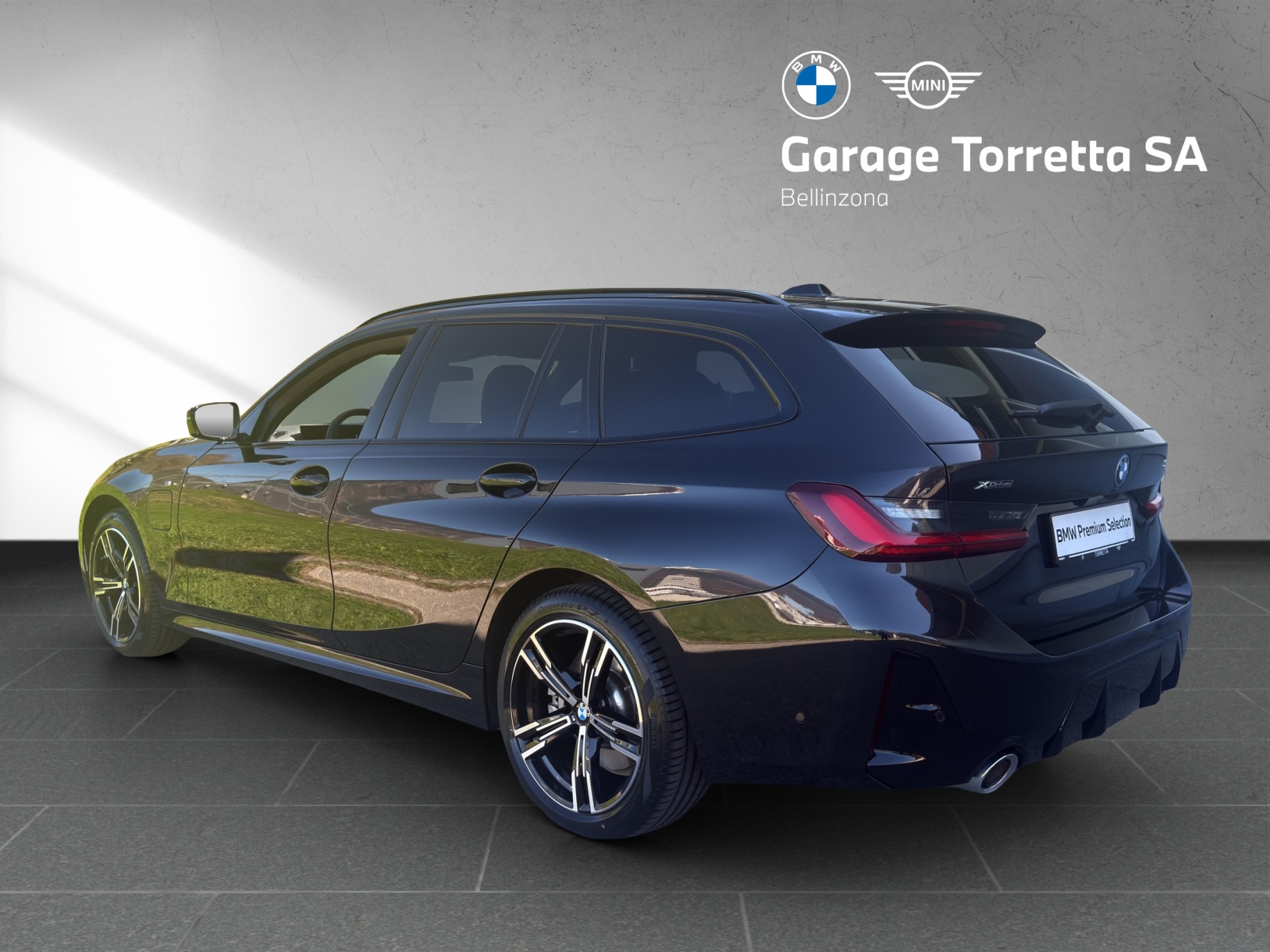 BMW 330e x DriveTouring Steptronic M Sport-image-2