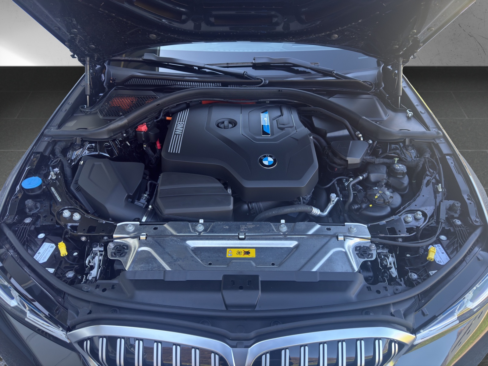 BMW 330e x DriveTouring Steptronic M Sport-image-18