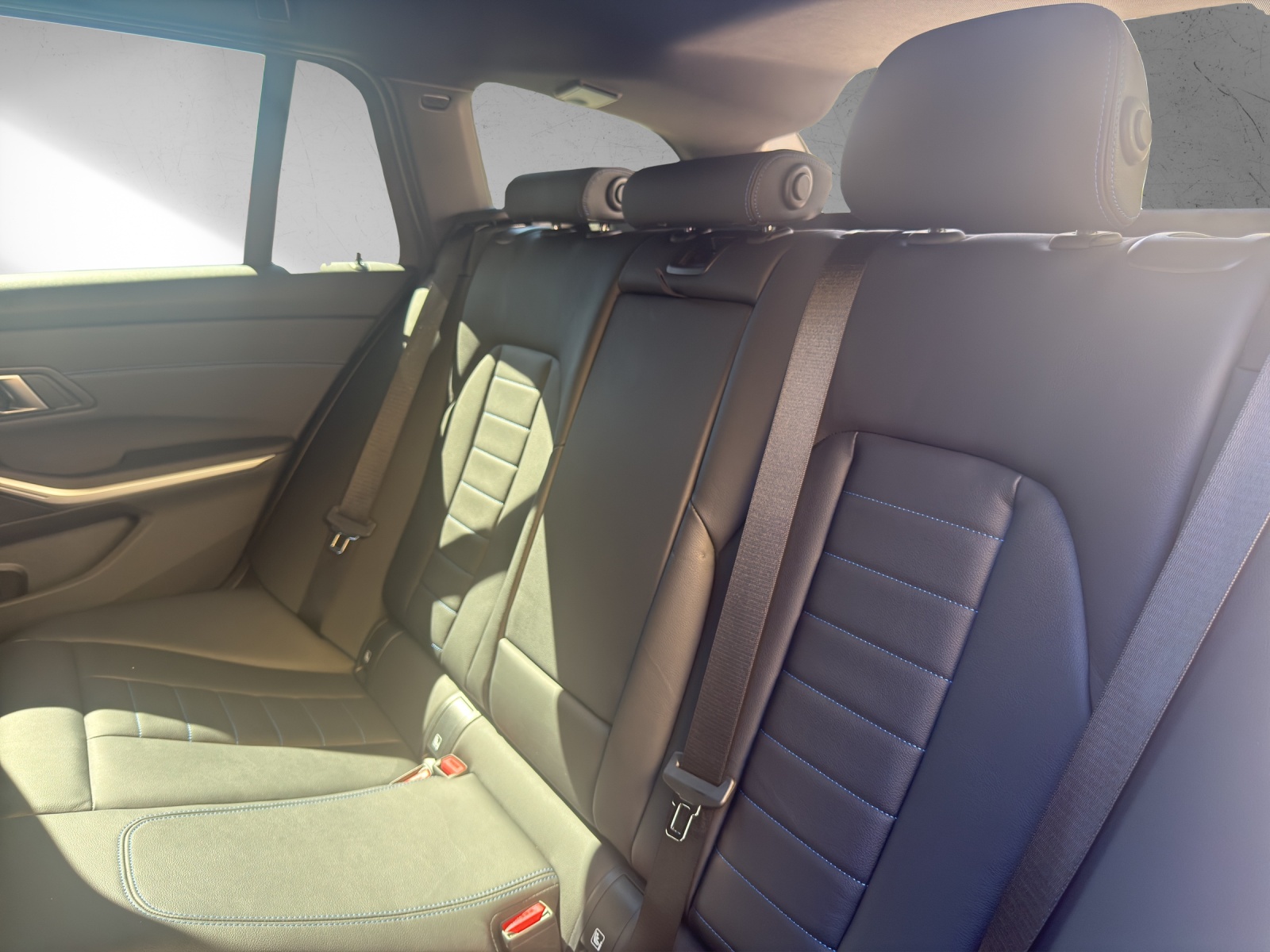 BMW 330e x DriveTouring Steptronic M Sport-image-16