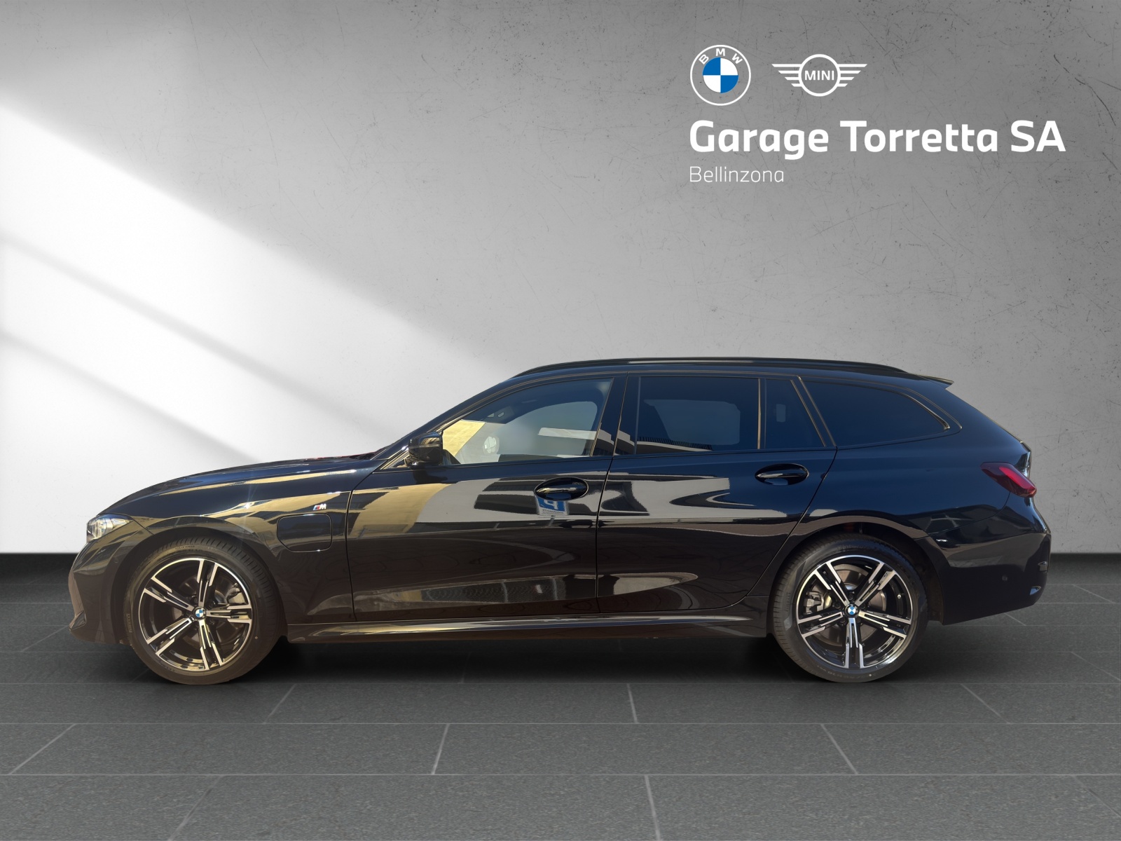 BMW 330e x DriveTouring Steptronic M Sport-image-1