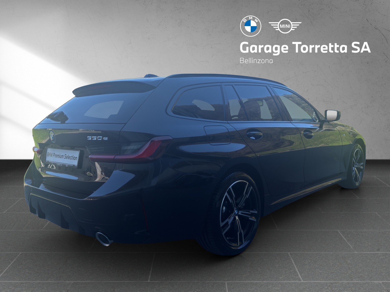 BMW 330e x DriveTouring Steptronic M Sport-image-4