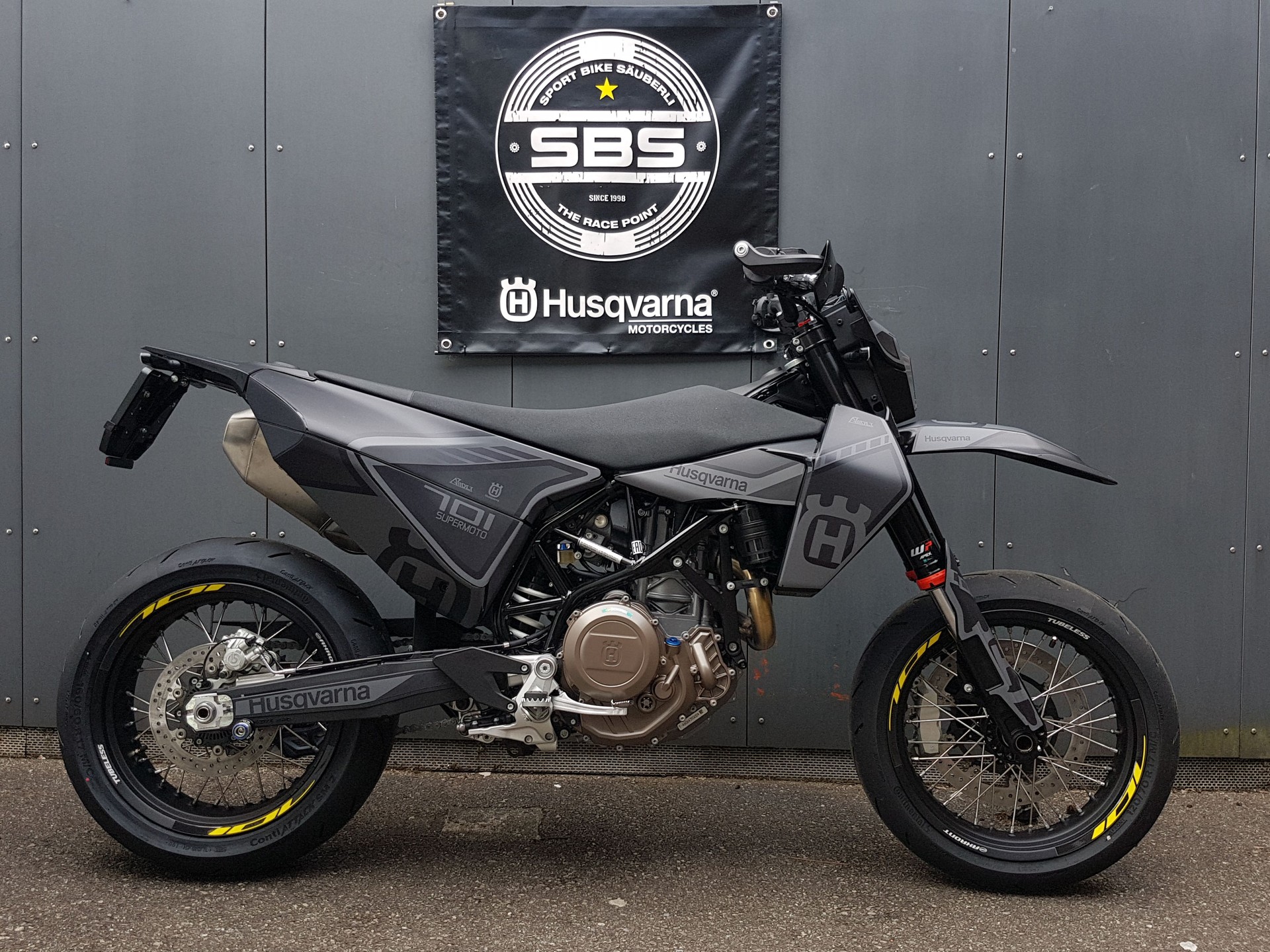 HUSQVARNA 701 Supermoto (35kW)-showroom-element-1