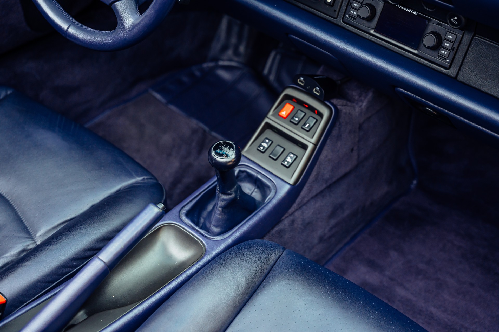 PORSCHE 911 Carrera Cabrio-image-8