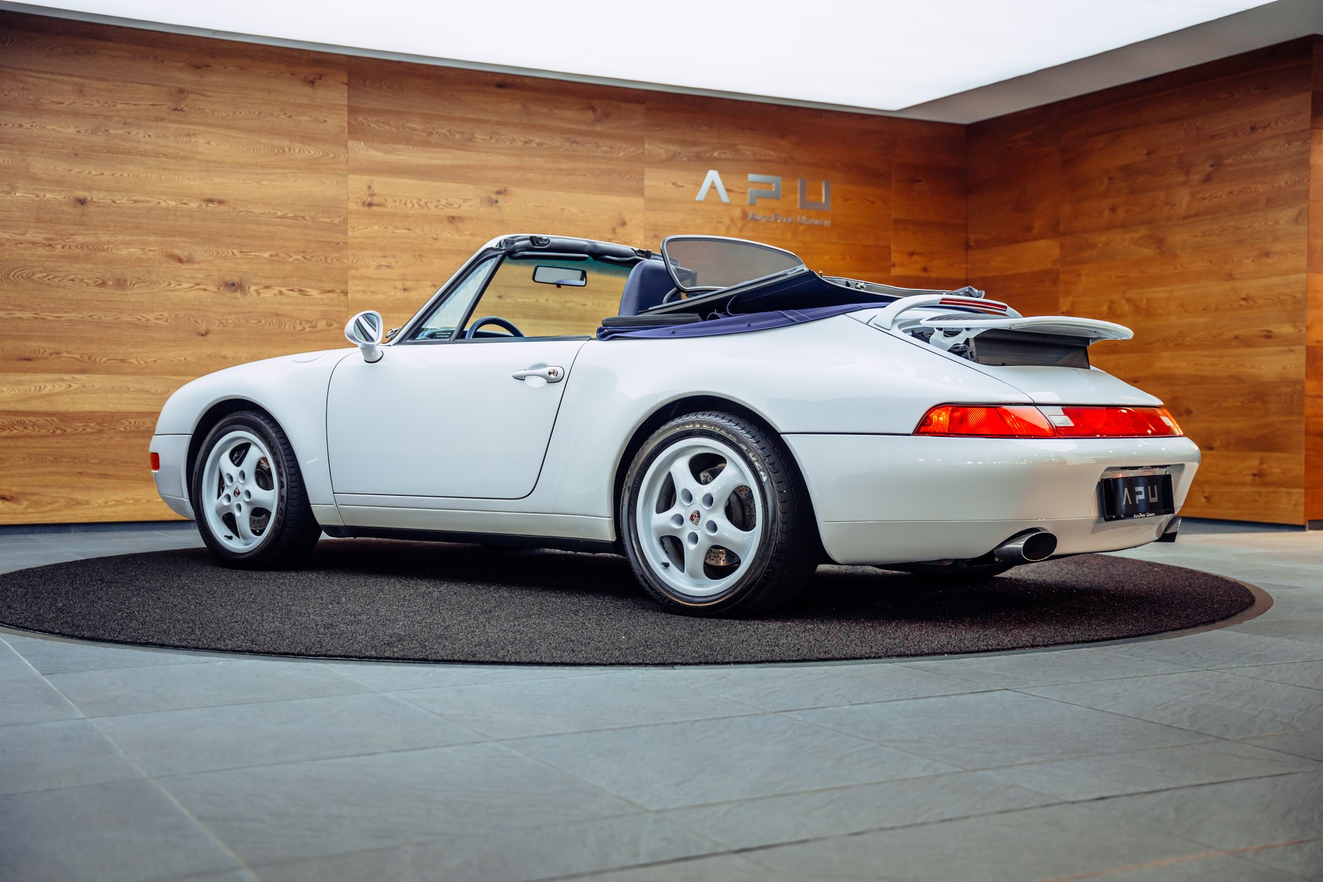PORSCHE 911 Carrera Cabrio-image-15