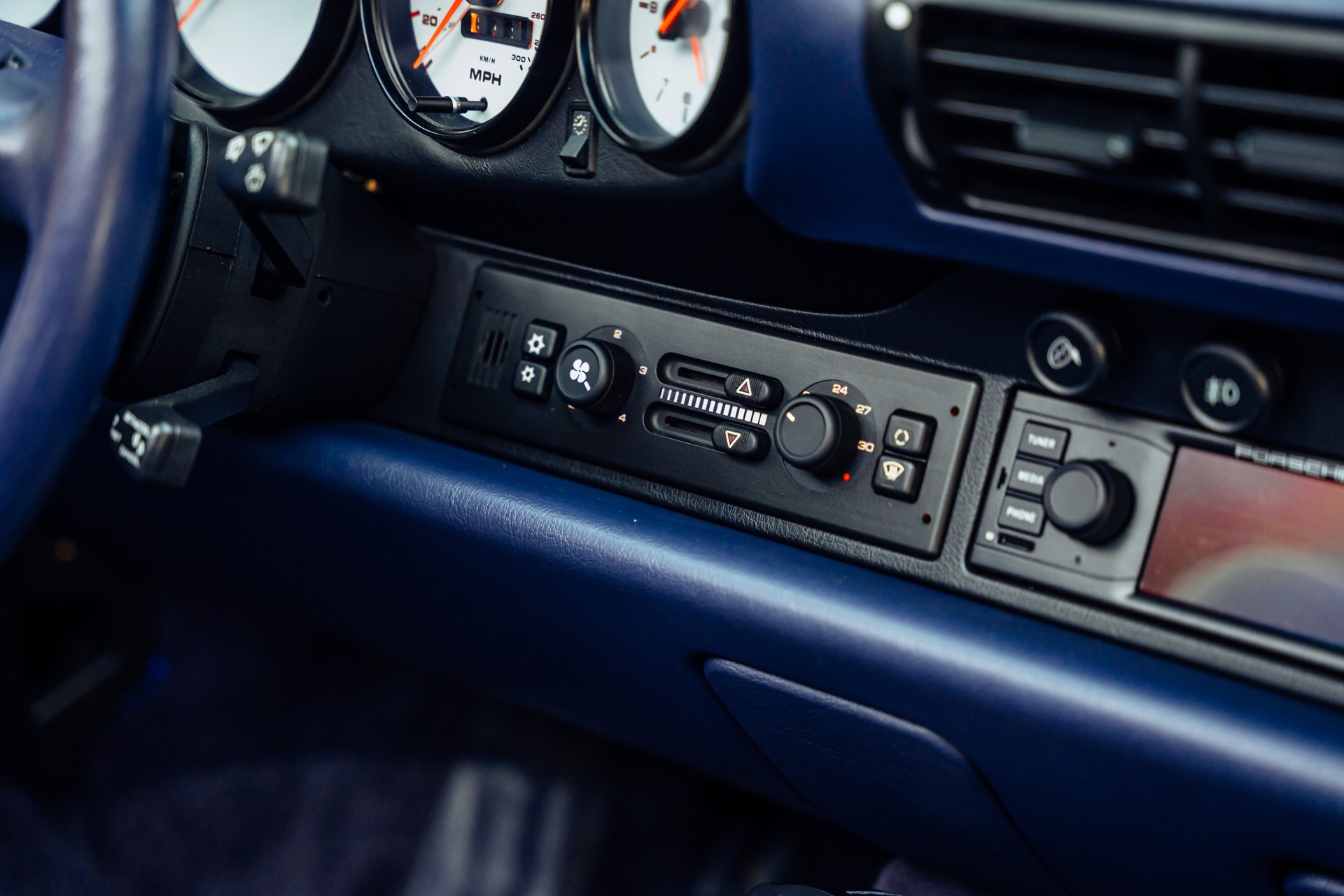 PORSCHE 911 Carrera Cabrio-image-10