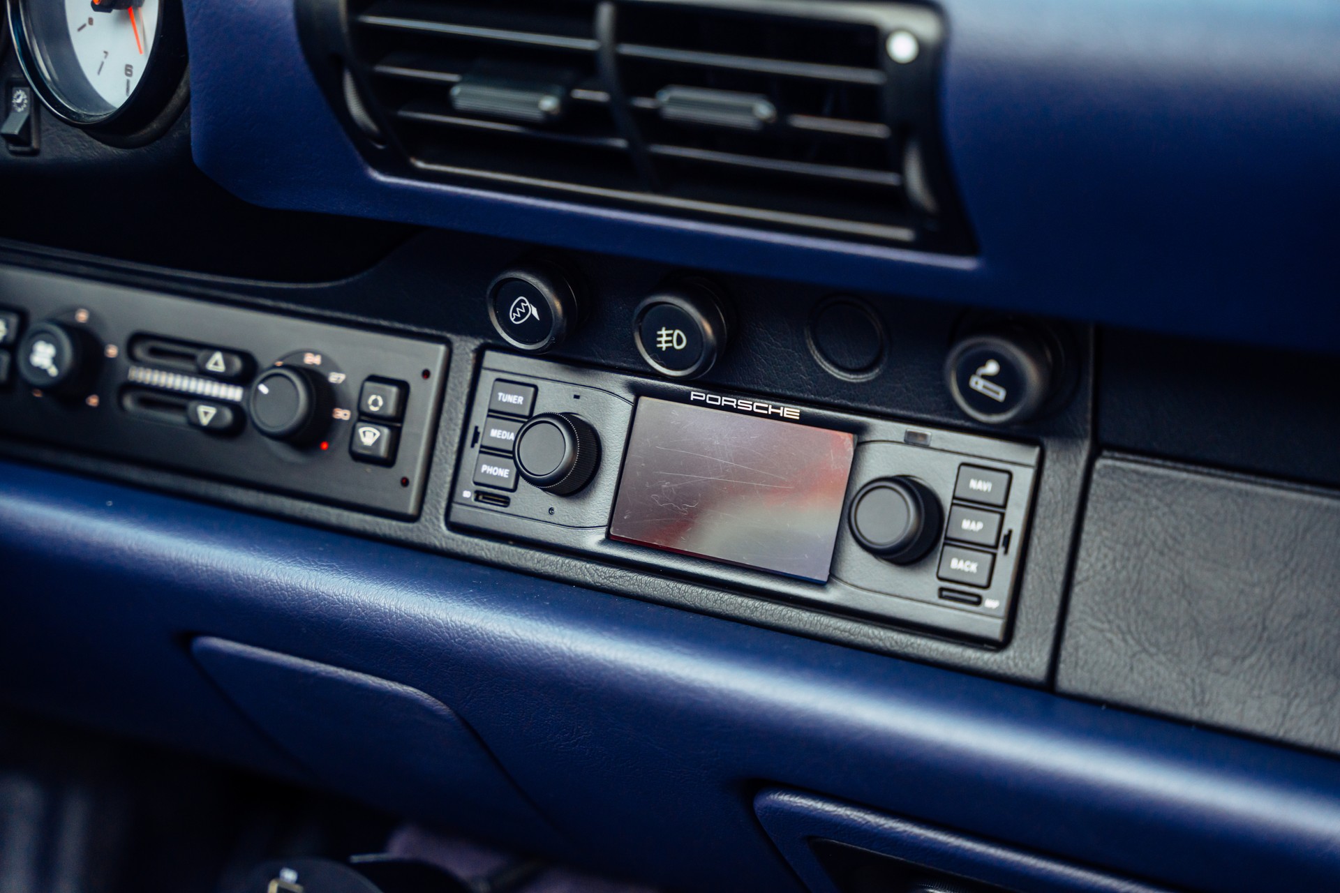 PORSCHE 911 Carrera Cabrio-image-9