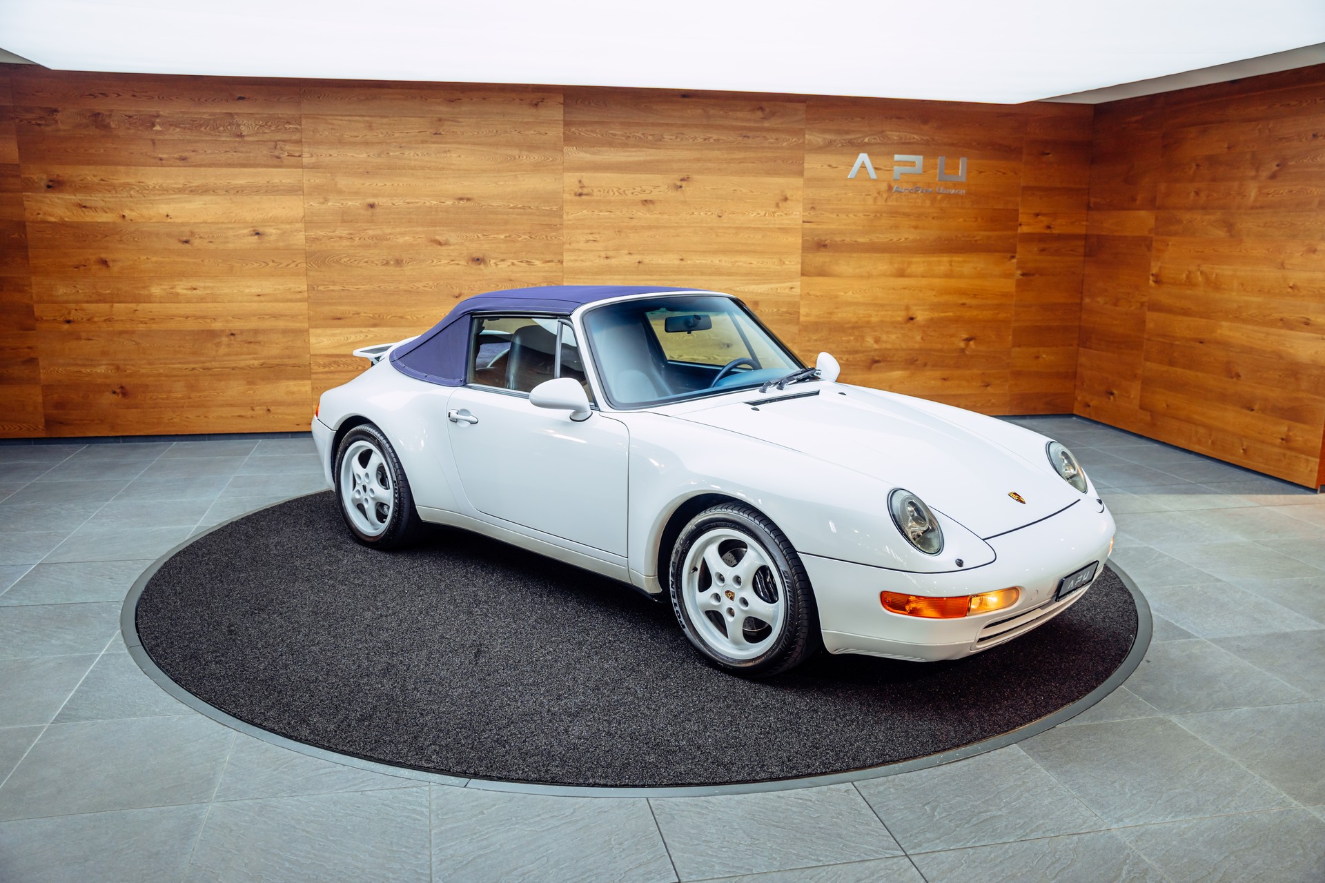 PORSCHE 911 Carrera Cabrio-image-16