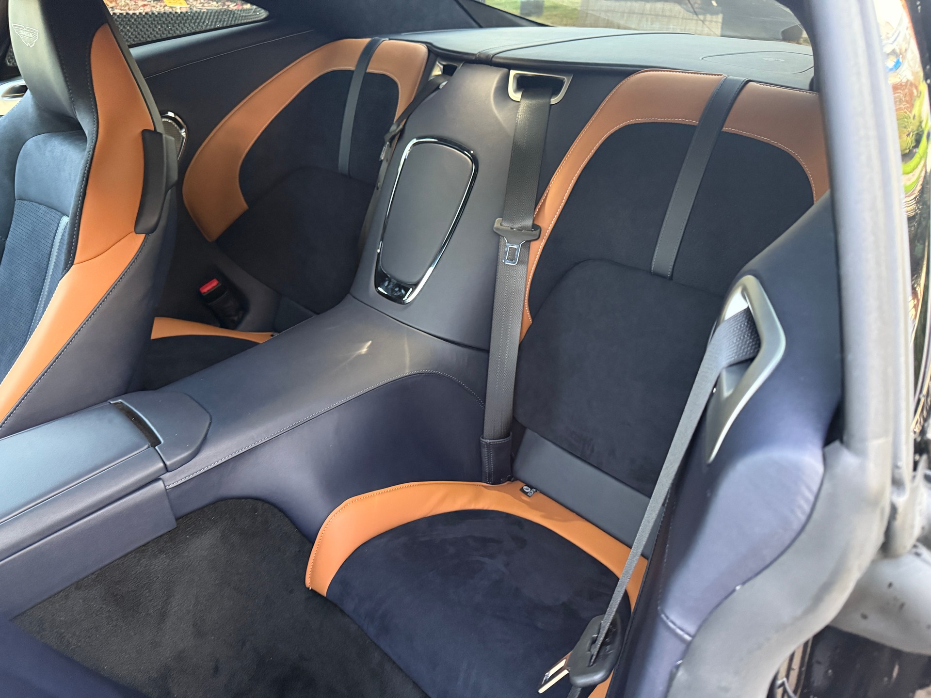 ASTON MARTIN DB12-image-14