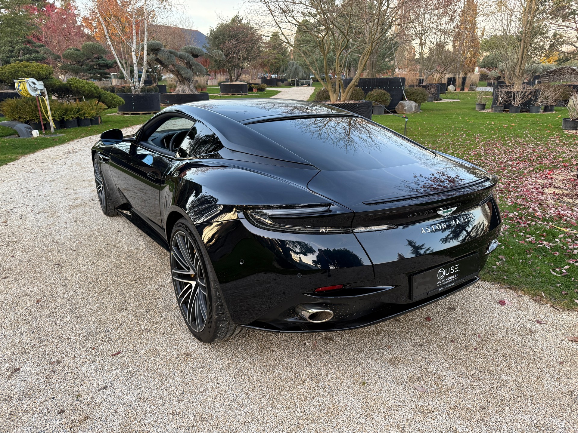 ASTON MARTIN DB12-image-9