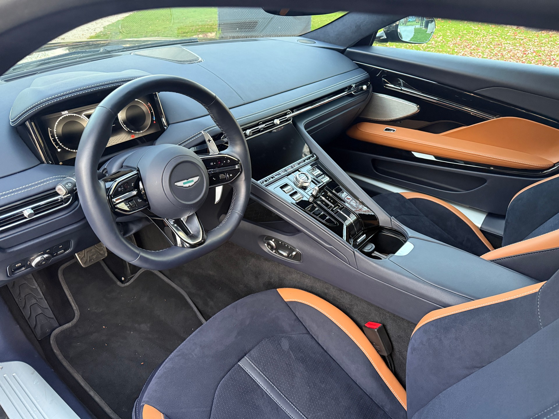 ASTON MARTIN DB12-image-11