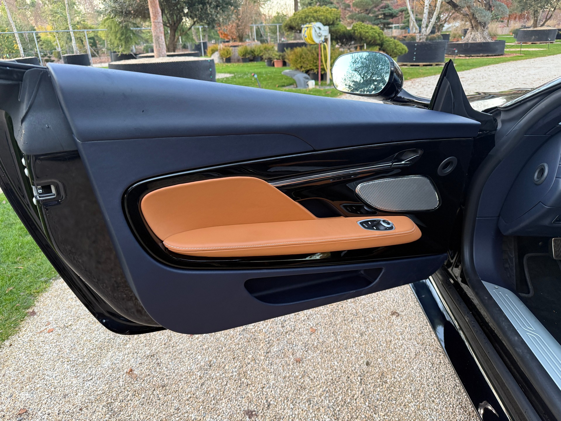 ASTON MARTIN DB12-image-13