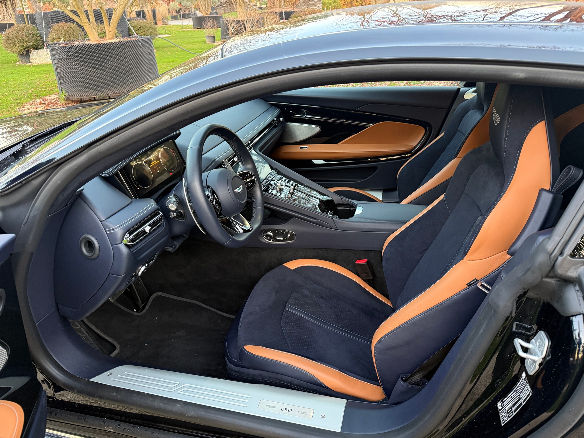 ASTON MARTIN DB12-image-10