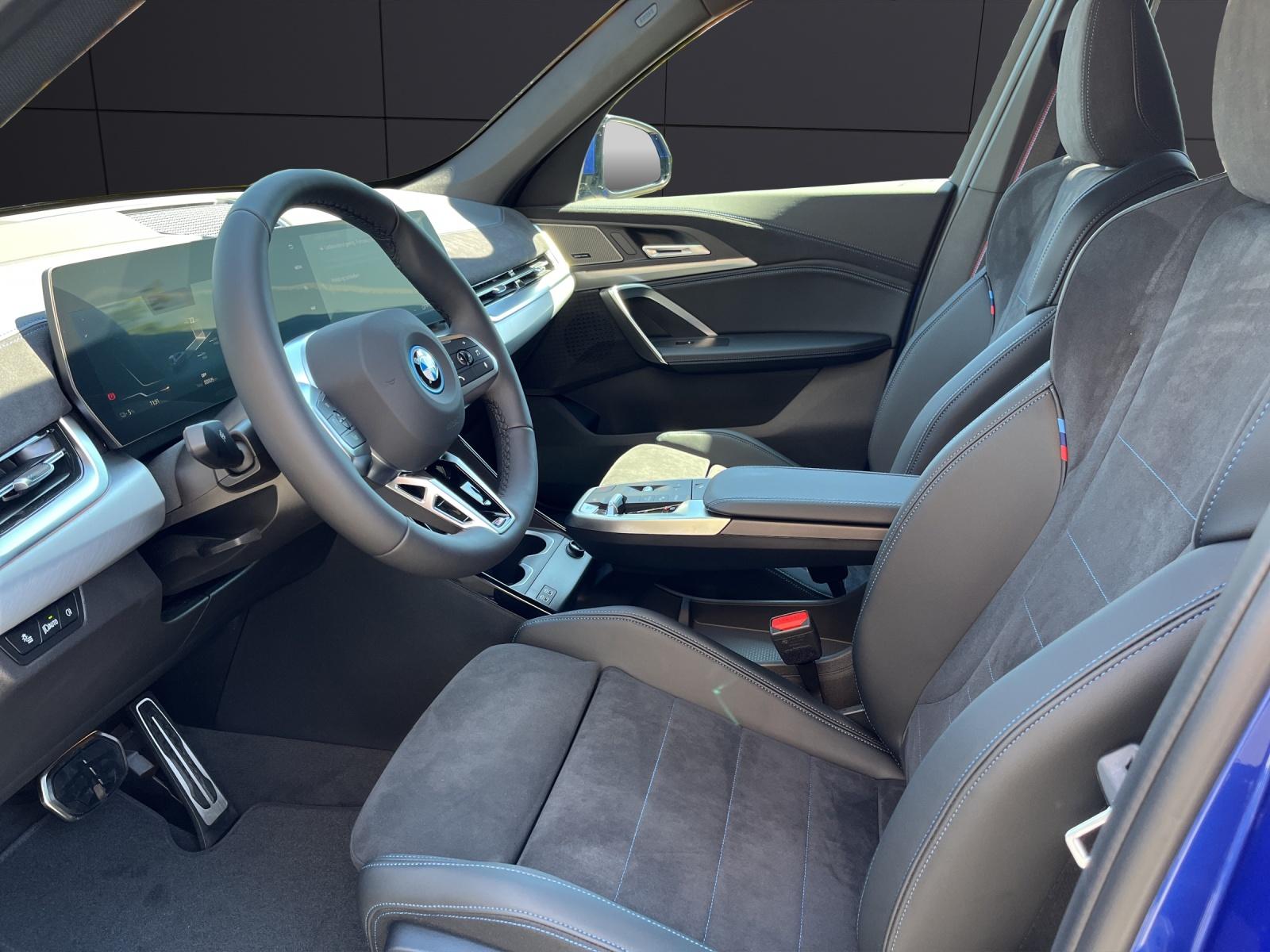 BMW iX1 30 xDrive-showroom-element-1