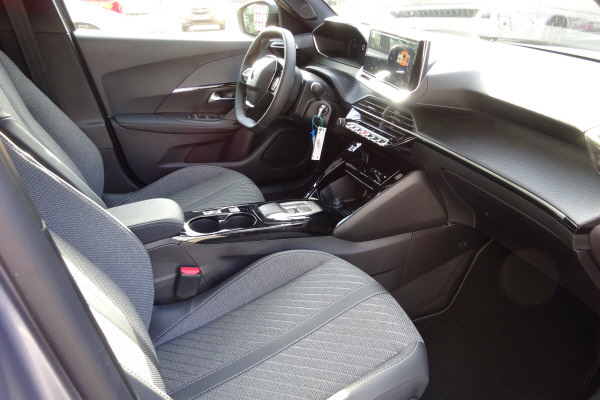 PEUGEOT 2008 1.2 145 MHEV Allure-image-8