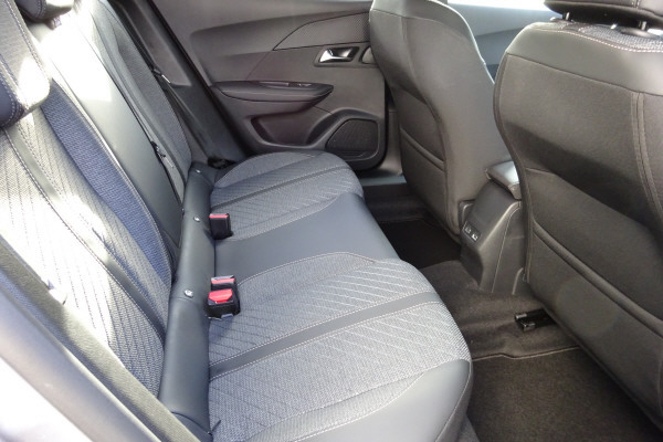 PEUGEOT 2008 1.2 145 MHEV Allure-image-9