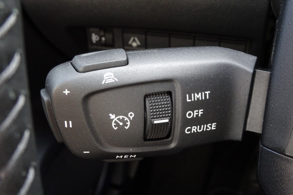 PEUGEOT 2008 1.2 145 MHEV Allure-image-7