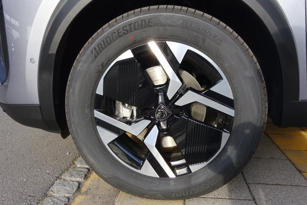 PEUGEOT 2008 1.2 145 MHEV Allure-image-4