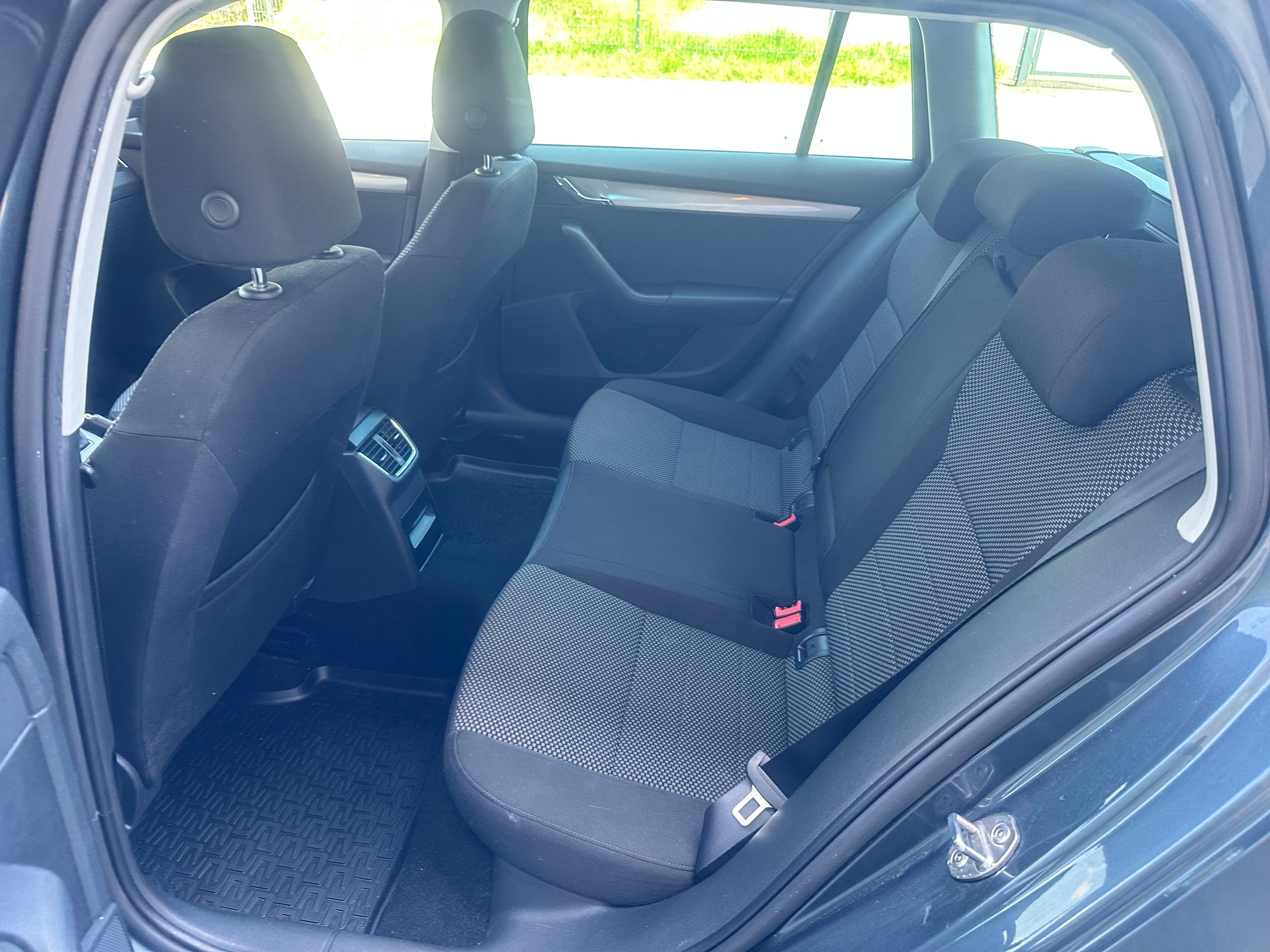 SKODA Octavia Combi 2.0 TDI Ambition 4x4-image-14