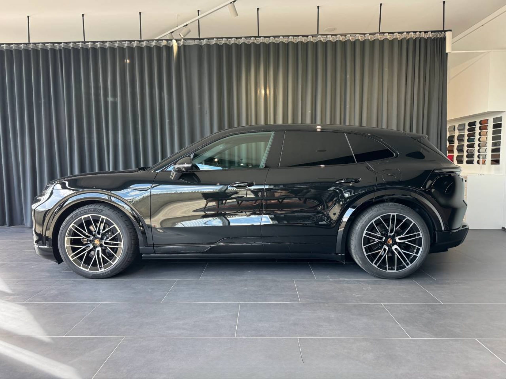 PORSCHE Cayenne Electric-image-1