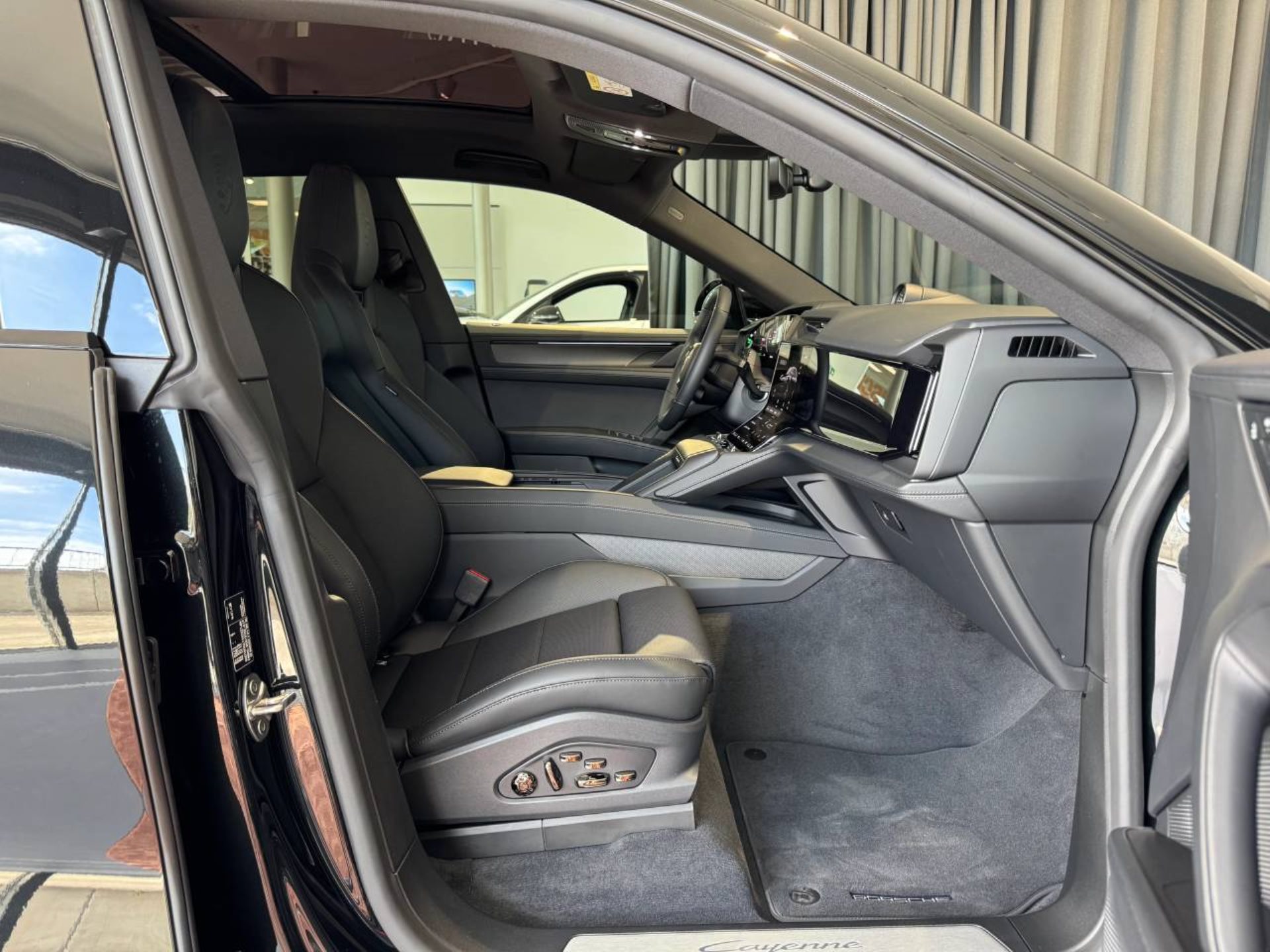 PORSCHE Cayenne Electric-image-19
