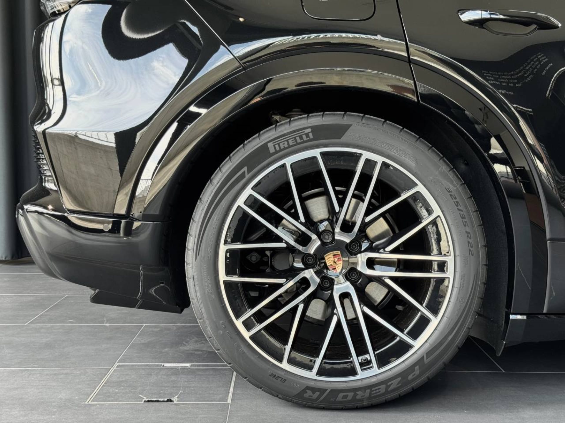 PORSCHE Cayenne Electric-image-11