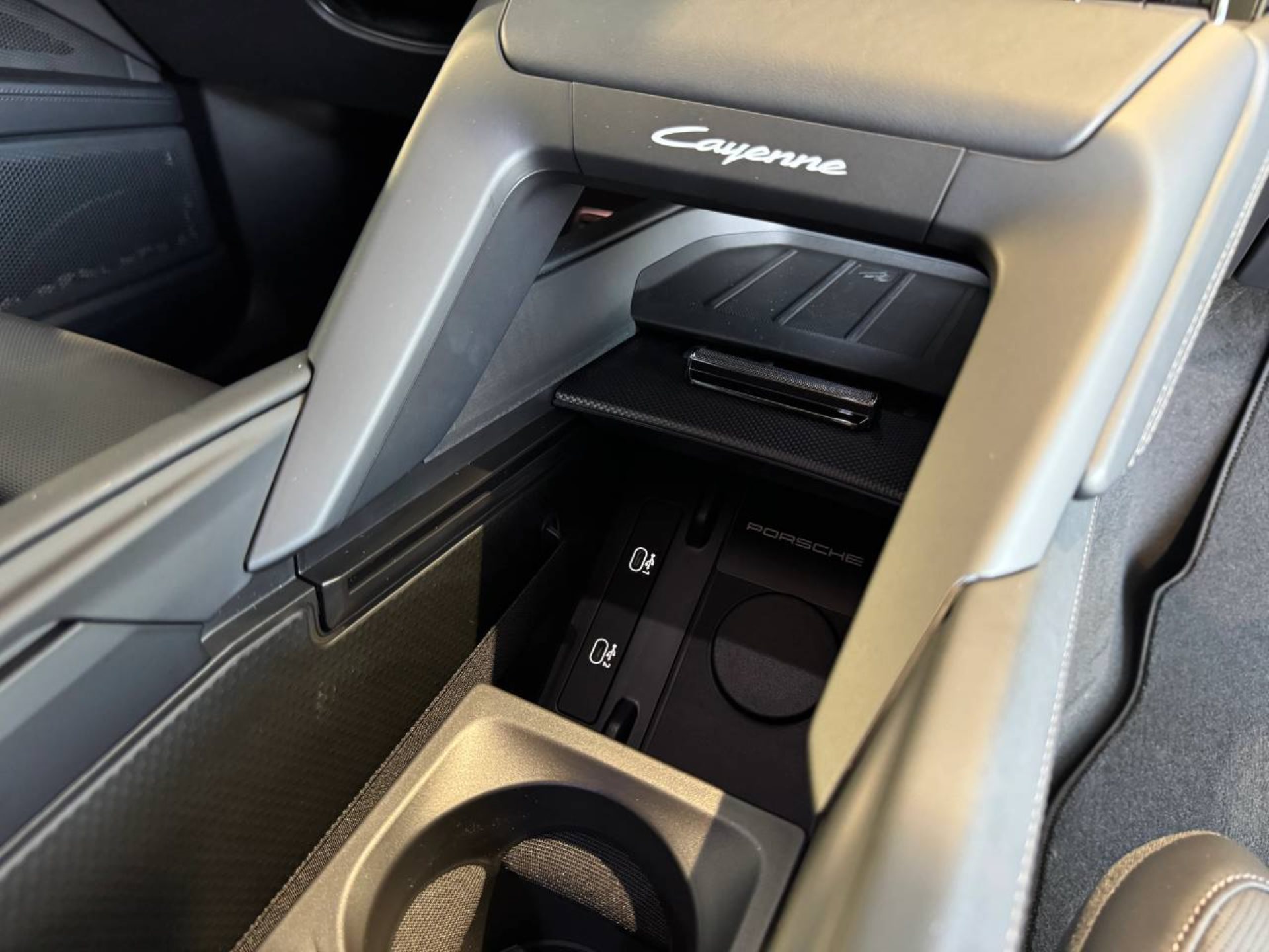 PORSCHE Cayenne Electric-image-25
