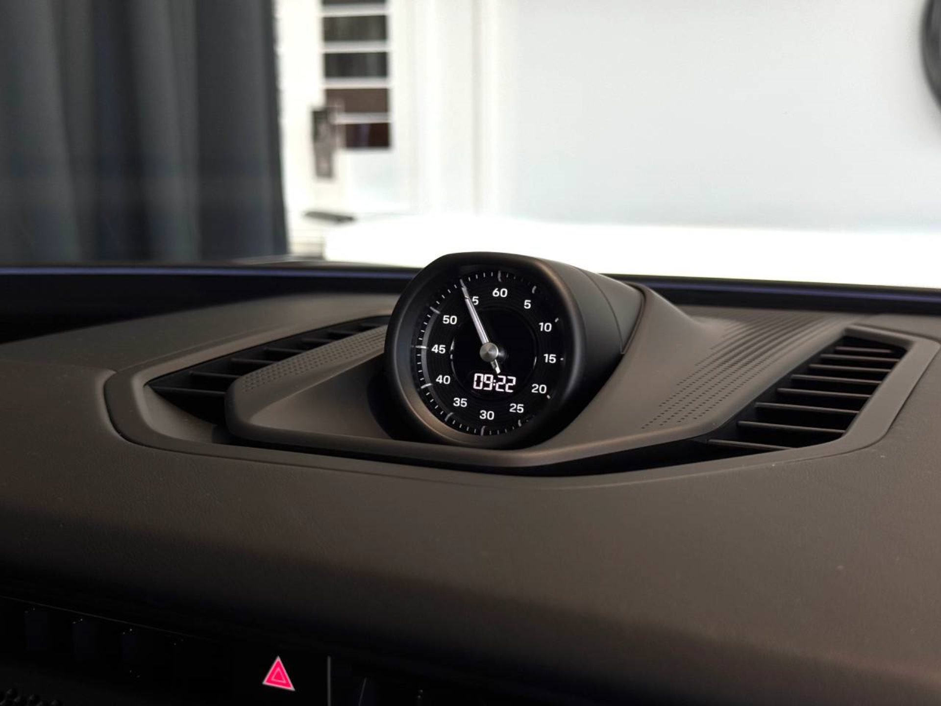 PORSCHE Cayenne Electric-image-23