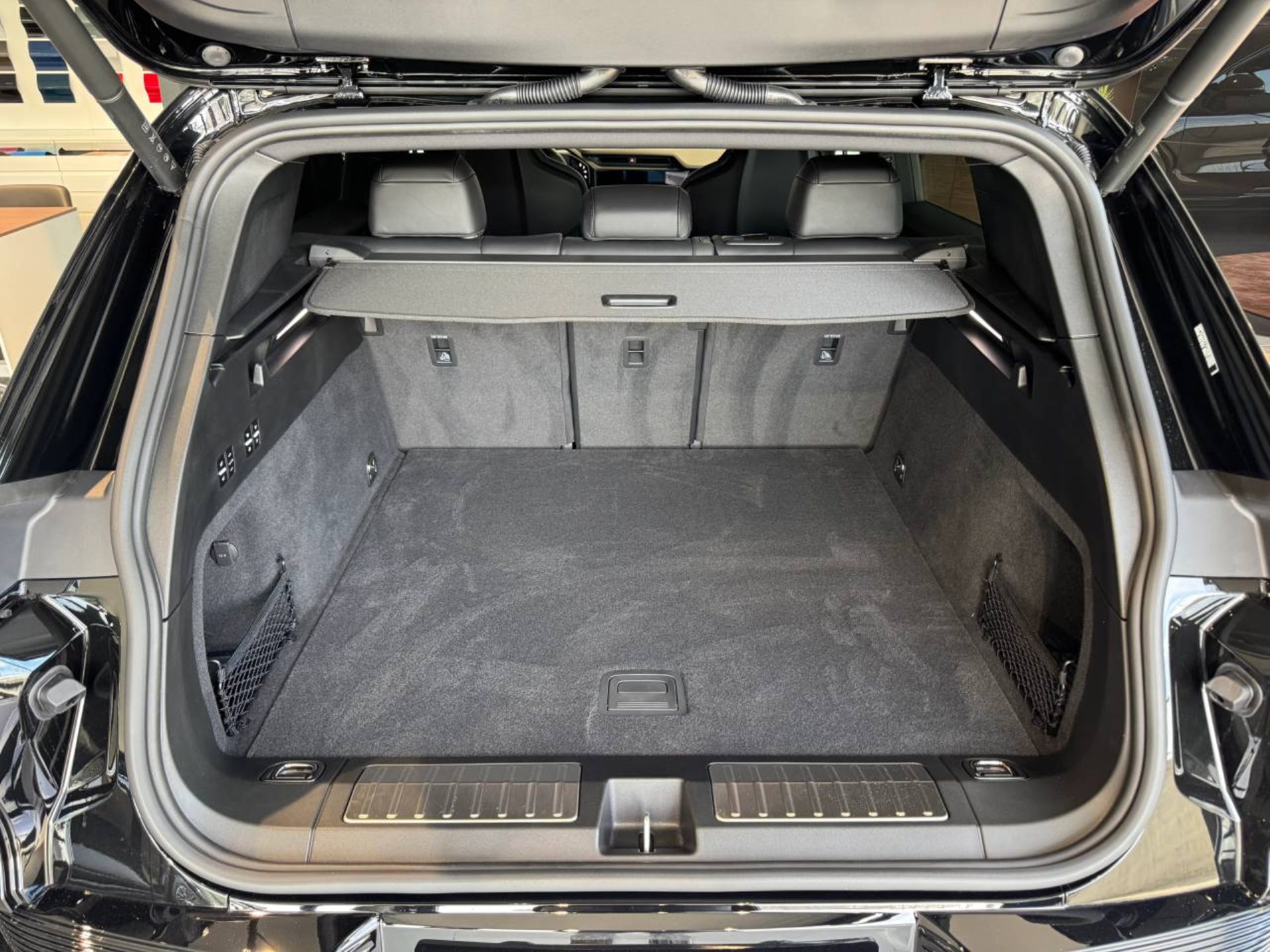 PORSCHE Cayenne Electric-image-21