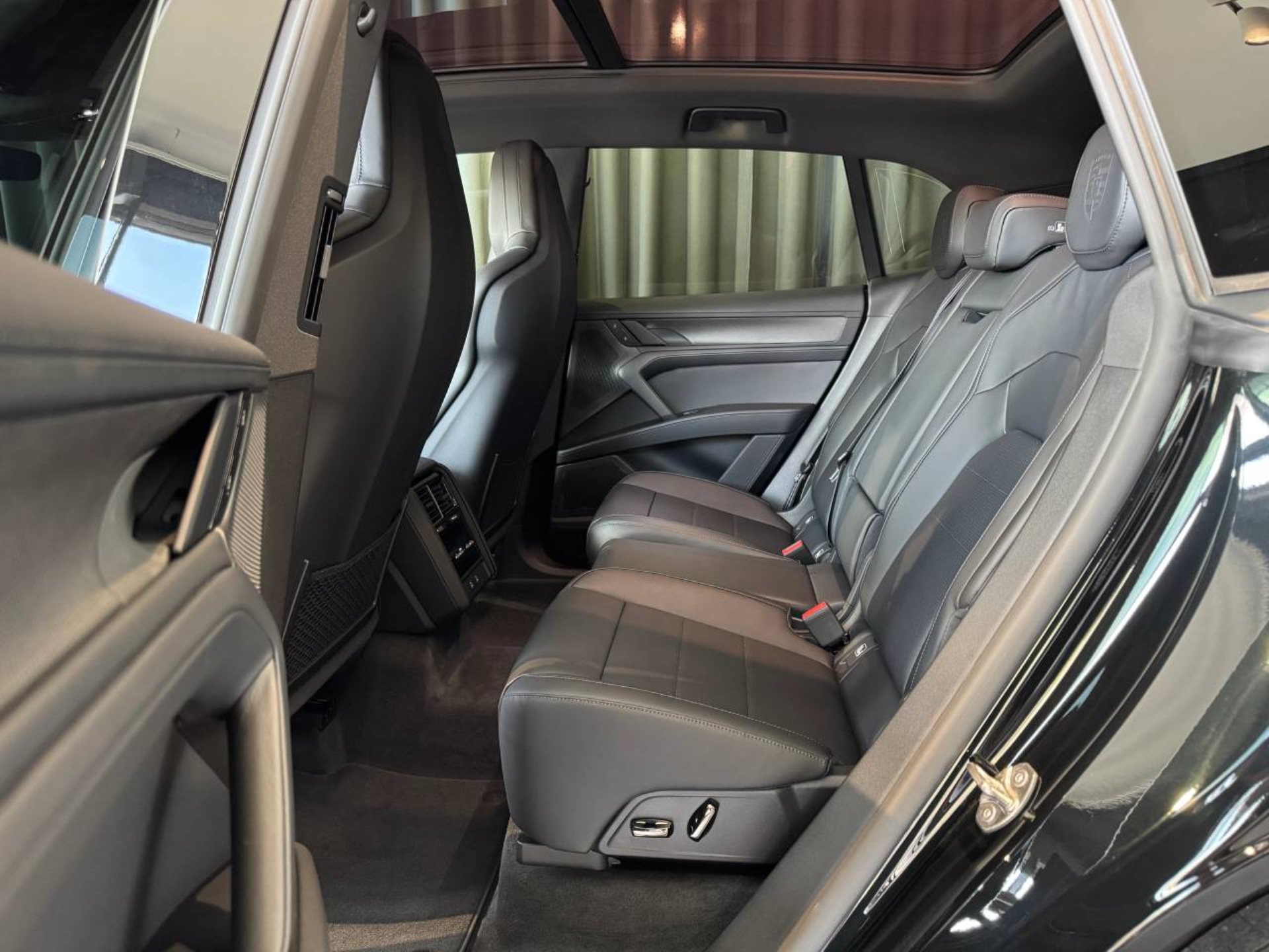 PORSCHE Cayenne Electric-image-18