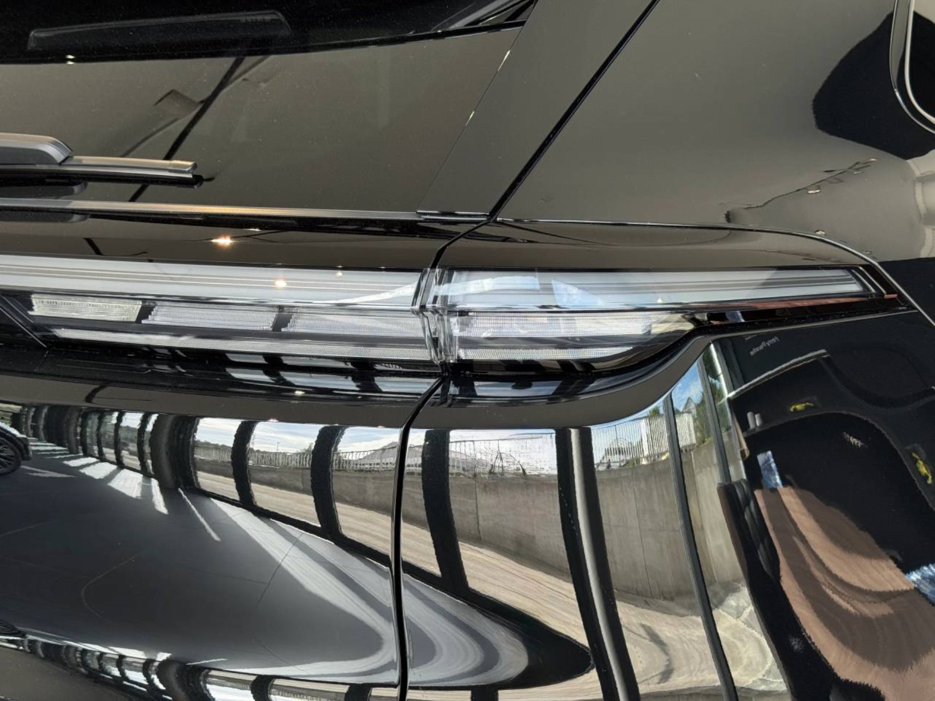 PORSCHE Cayenne Electric-image-13