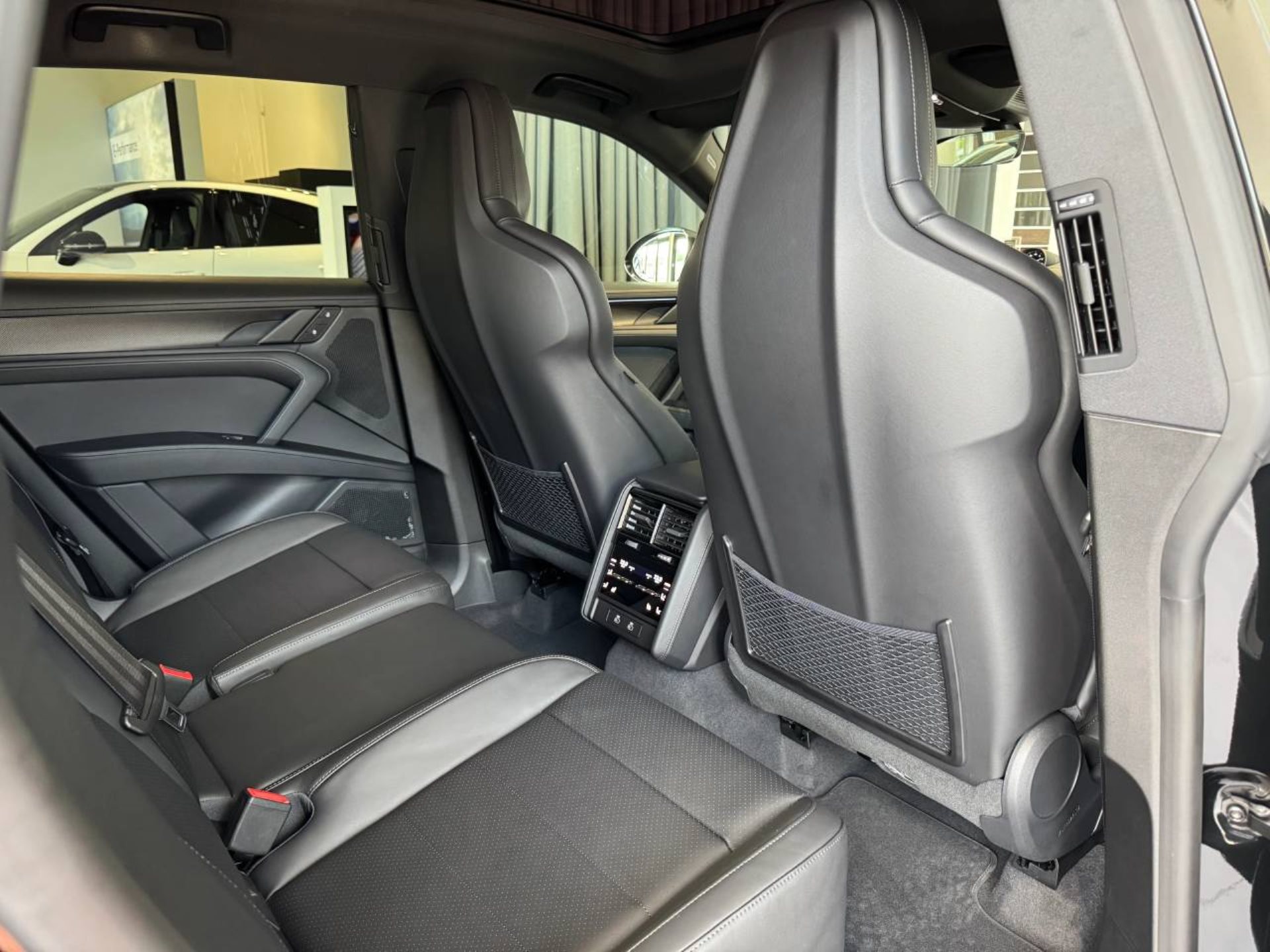 PORSCHE Cayenne Electric-image-30