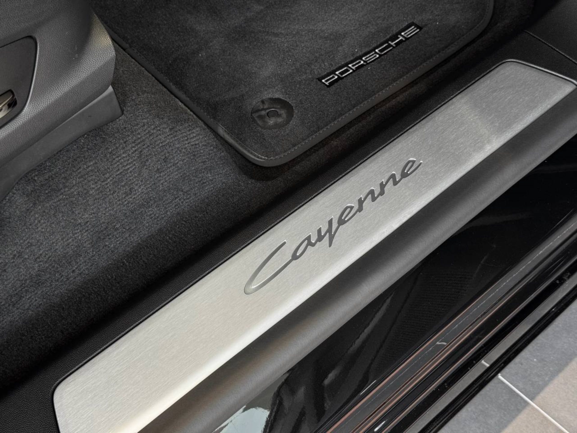 PORSCHE Cayenne Electric-image-27