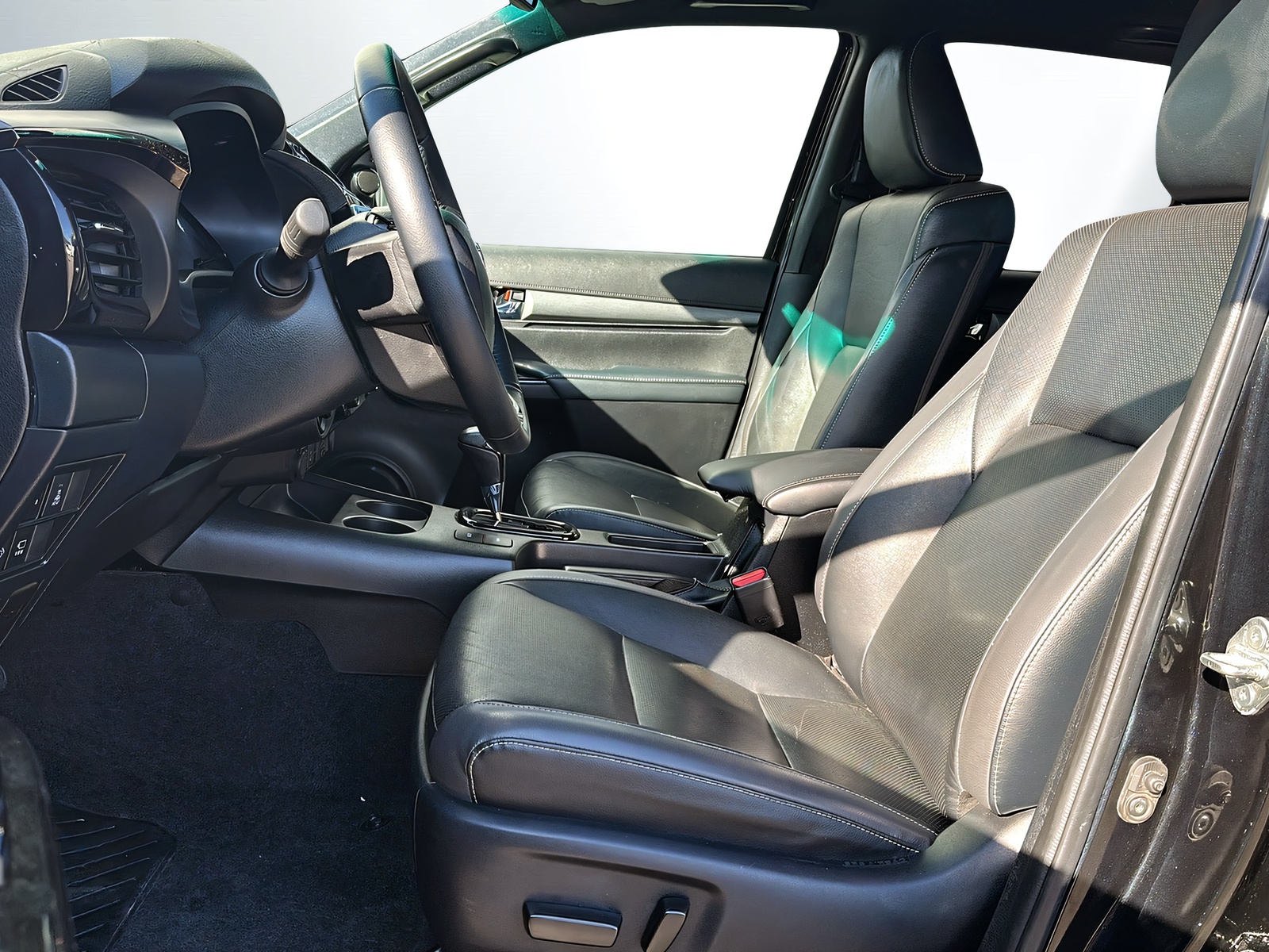 TOYOTA Hilux 2.8D-4D Invincible Double Cab 4x4 A-image-3