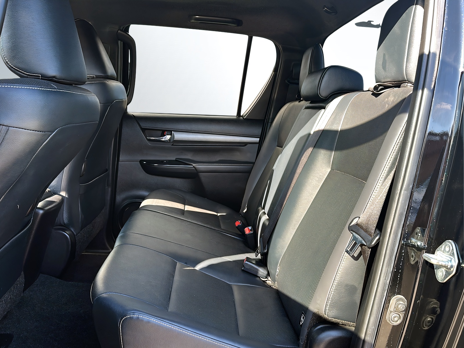 TOYOTA Hilux 2.8D-4D Invincible Double Cab 4x4 A-image-8