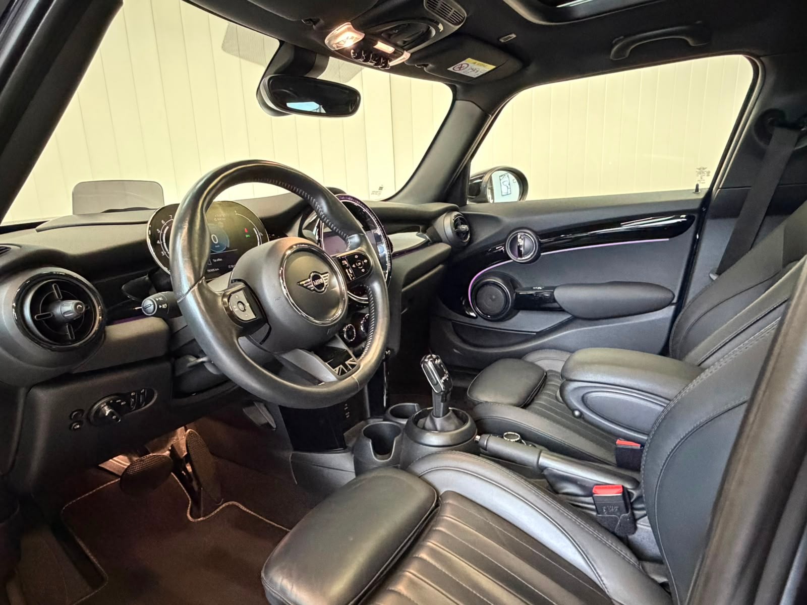 MINI Cooper mit Top Ausstattung-image-13