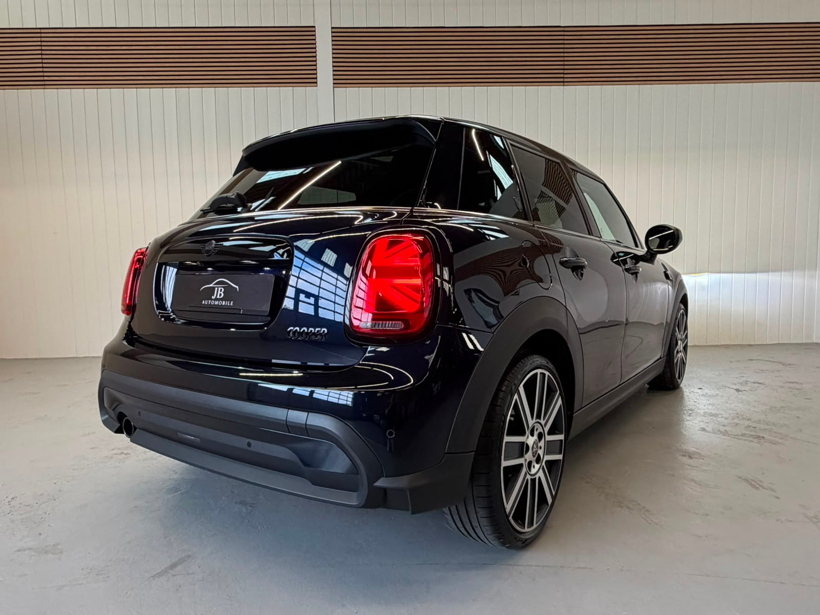 MINI Cooper mit Top Ausstattung-image-12