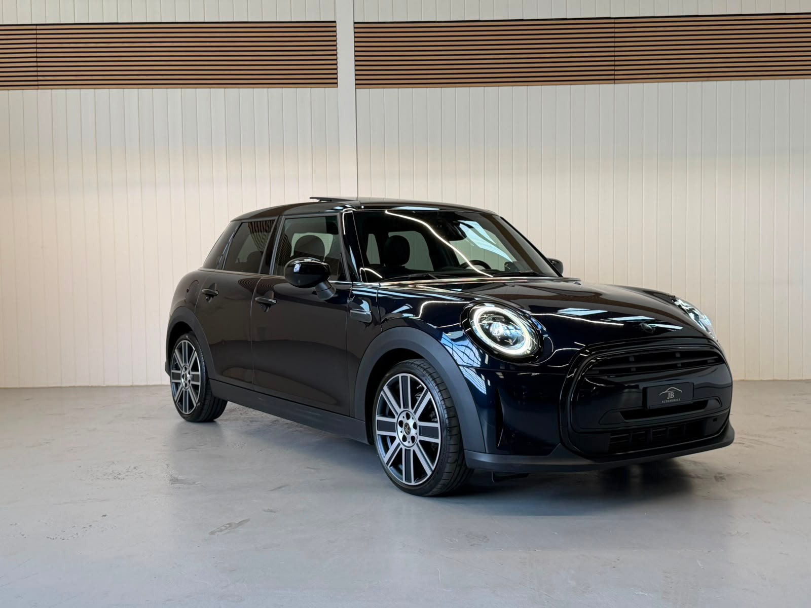MINI Cooper mit Top Ausstattung-image-6